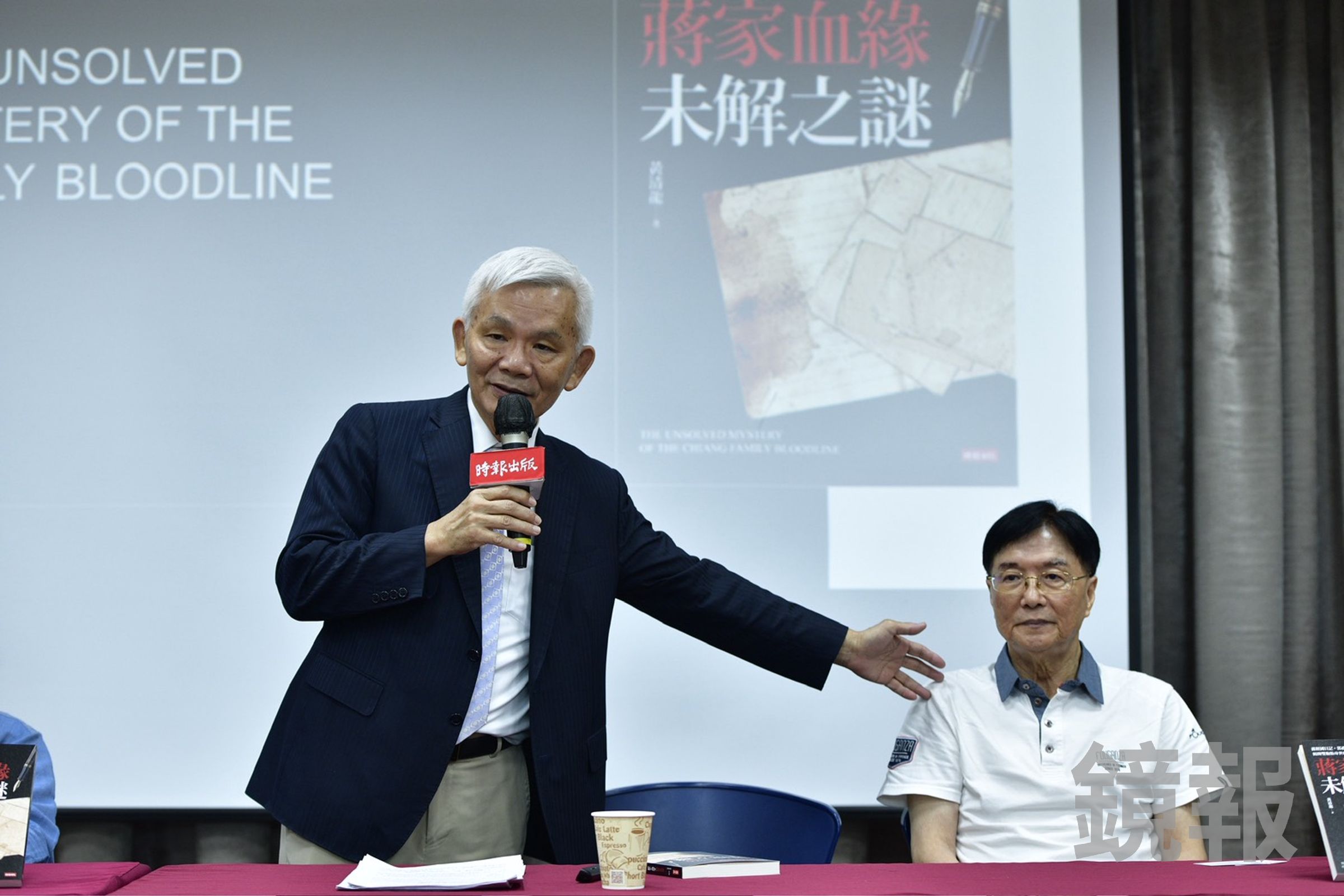 黃清龍(左)進一步分析,面對蔣家血緣爭議,選擇不逃避反而可能帶來政治上的解脫。(鏡報李智為)
