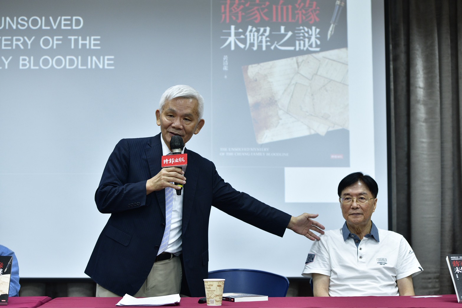 黃清龍（左）進一步分析，面對蔣家血緣爭議，選擇不逃避反而可能帶來政治上的解脫。（鏡報李智為）