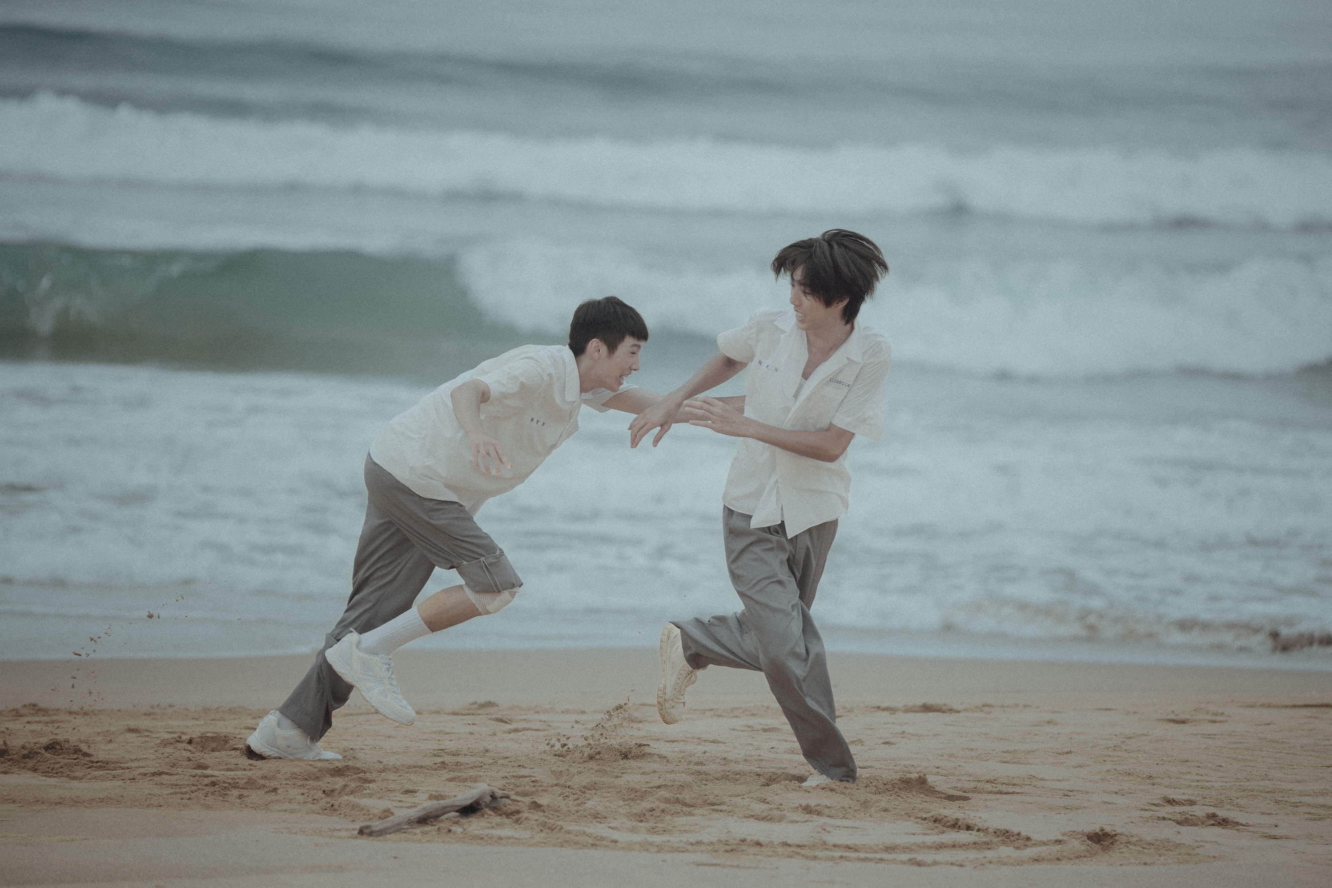 《為我辦一場西式的喪禮》的2位男主角郭品希、楊卓叡之間飄著淡淡的BL氛圍,電影刻劃每個人都經歷過的迷惘青春。(東橫一提供)