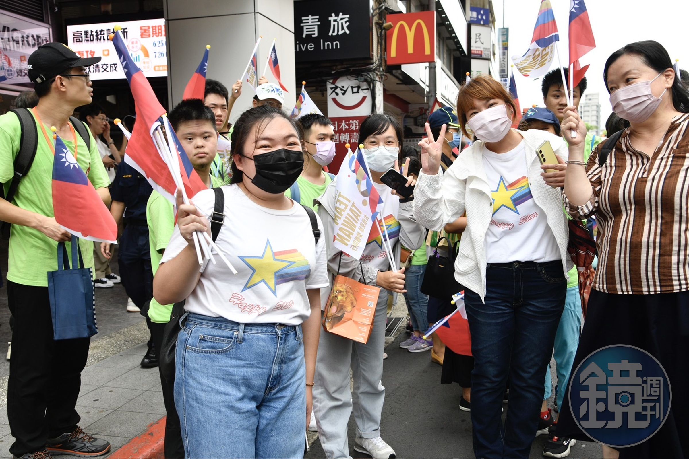 出戰巴黎奧運的國手們下午將展開「台灣英雄大遊行」,接受民眾喝采,已經有民眾卡位等著迎接他們的到來。
