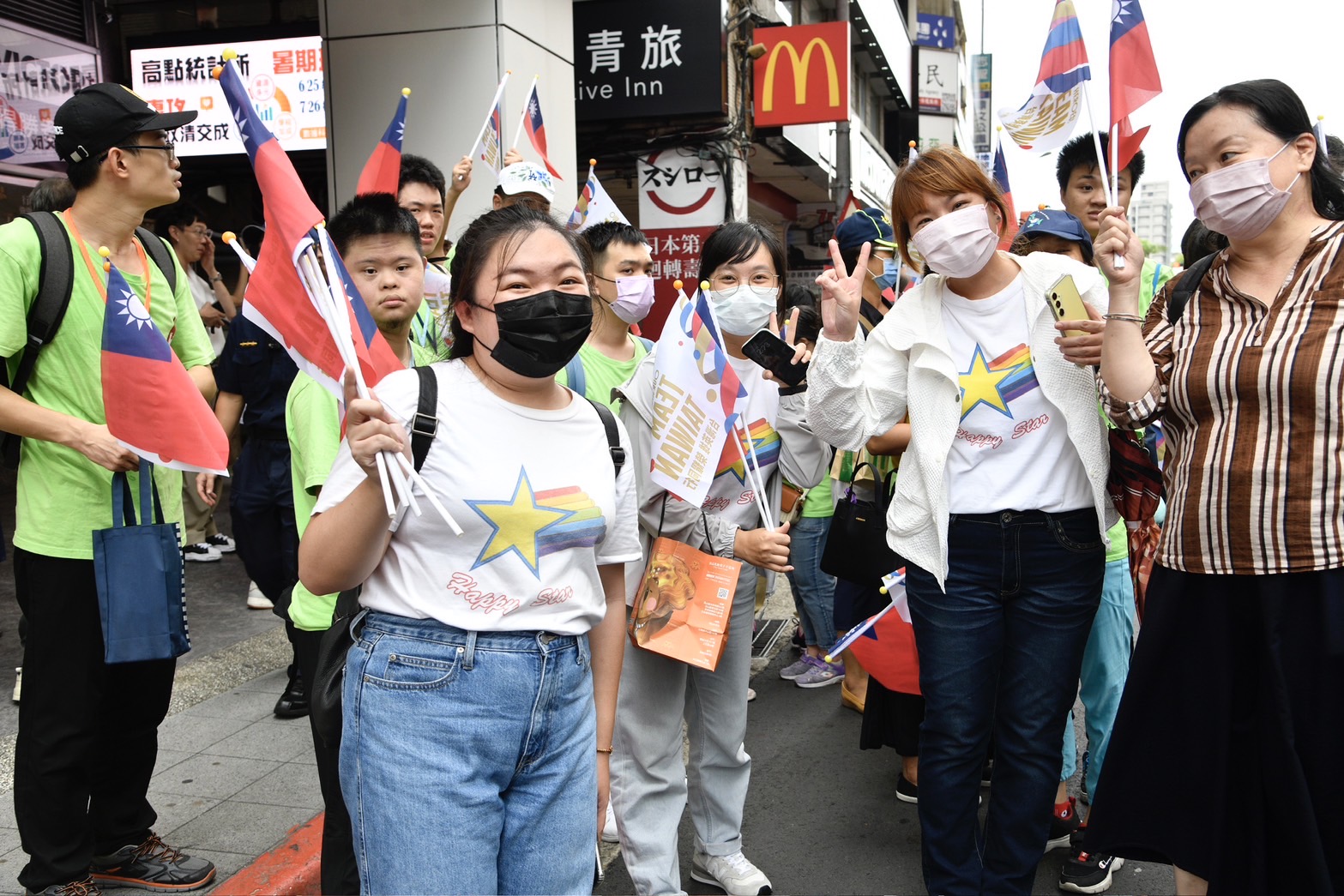 出戰巴黎奧運的國手們下午將展開「台灣英雄大遊行」，接受民眾喝采，已經有民眾卡位等著迎接他們的到來。