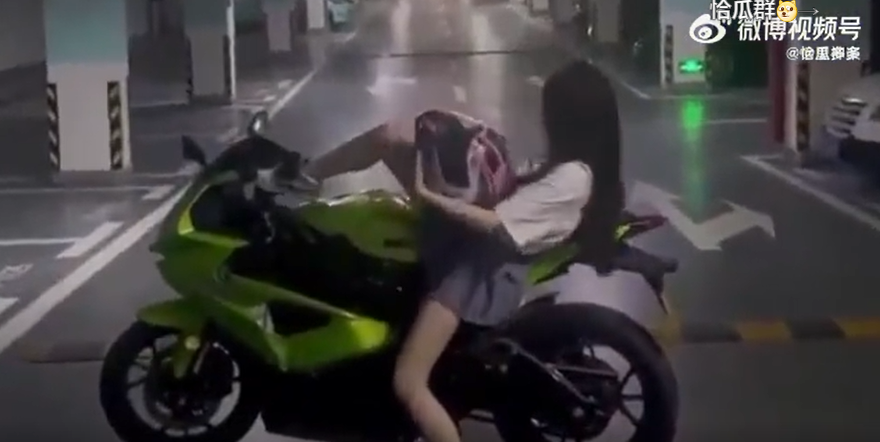 正妹拍重機宣傳,下一秒悲劇了!(翻自微博)