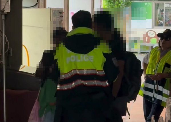 台北1名媽媽演習期間帶著小孩要去參加游泳期末考,被警方攔下後,失控跺腳大喊,「他(小孩)沒上到課,你來幫我付錢啊?」(翻攝自Threads@cyl_0313333))