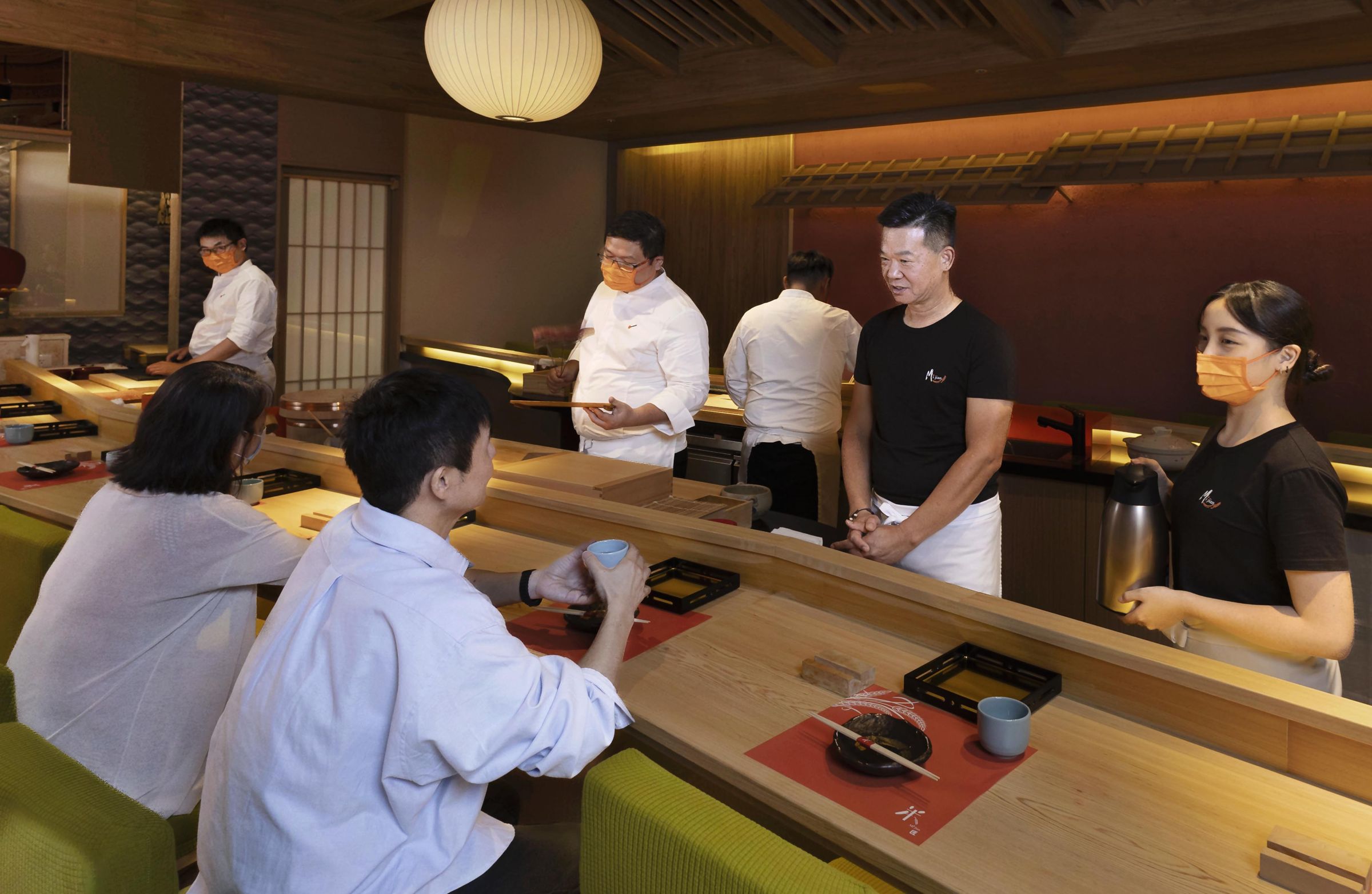 餐檯面加深為50公分,讓用餐位置更寬敞舒適。