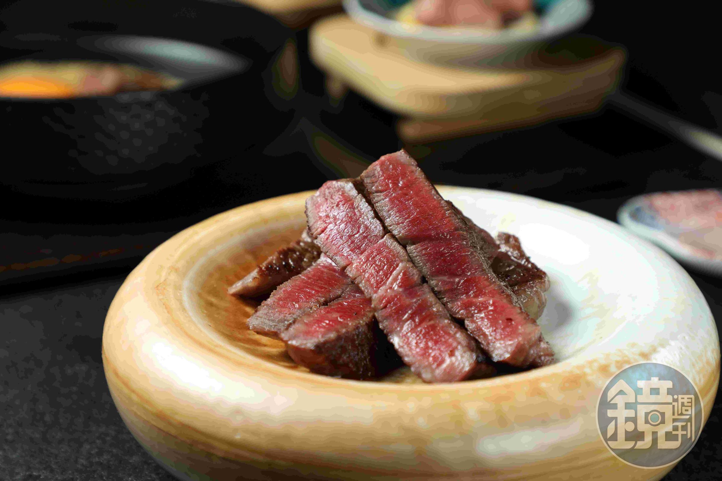 強烈建議肉食主義者單點菲力中段的「近江牛夏多布里昂」,最能感受和牛質感。(3,500元/150公克)