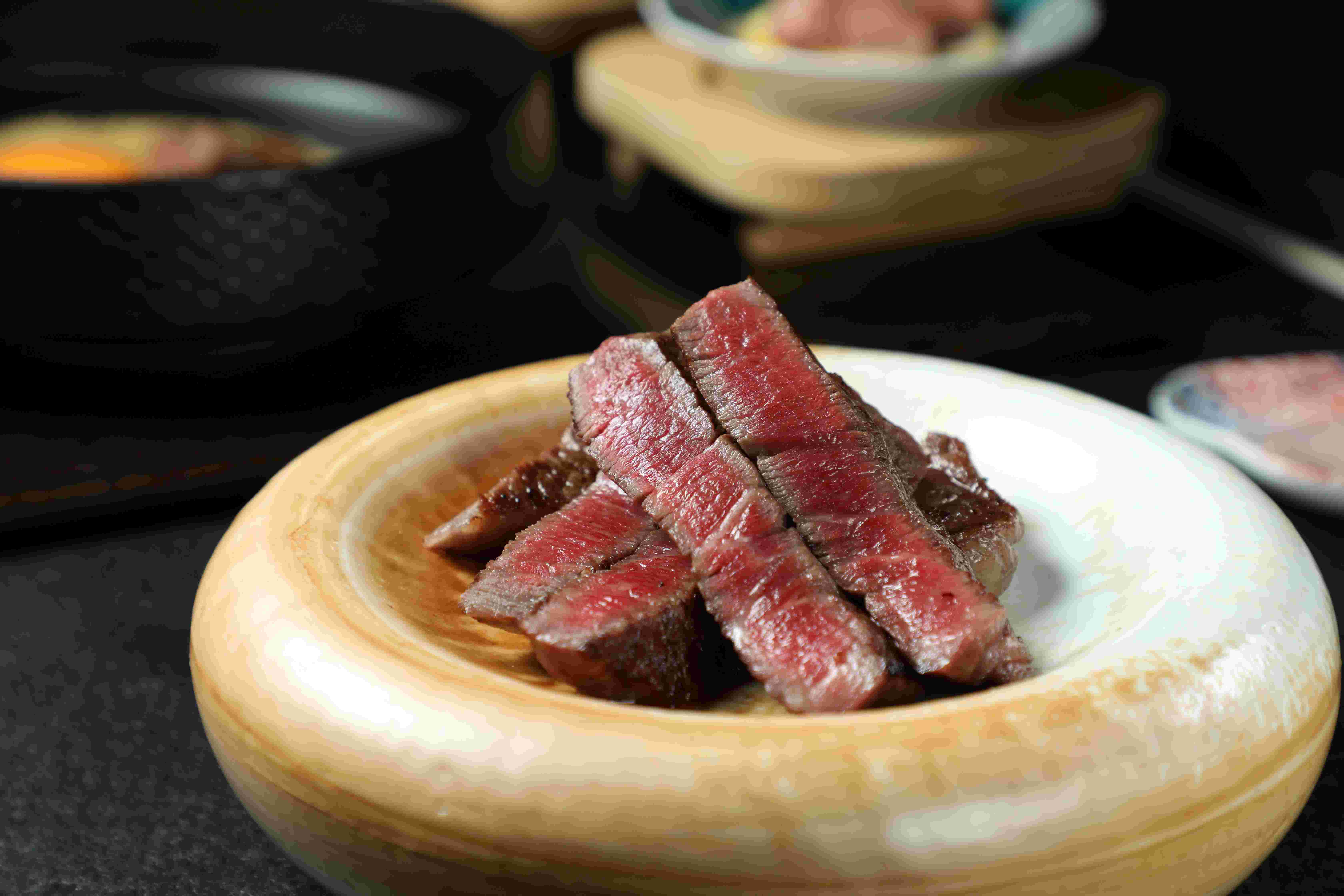 強烈建議肉食主義者單點菲力中段的「近江牛夏多布里昂」，最能感受和牛質感。（3,500元／150公克）