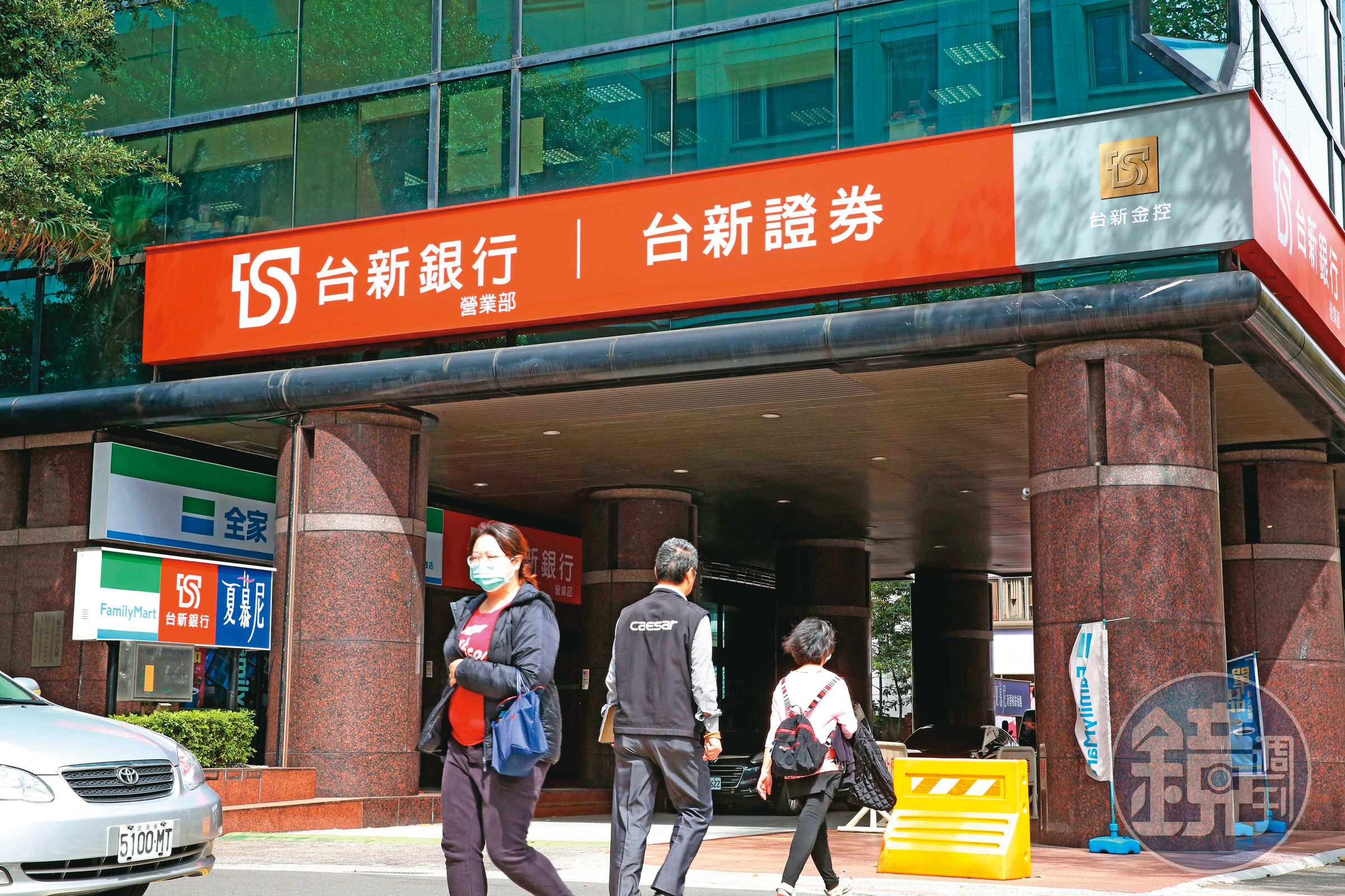 台新銀曾委由經貿聯網公司處理信用卡系統業務,卻未建置相關大型主機及周邊機器等硬體設備,遭金管會認為有重大風險。