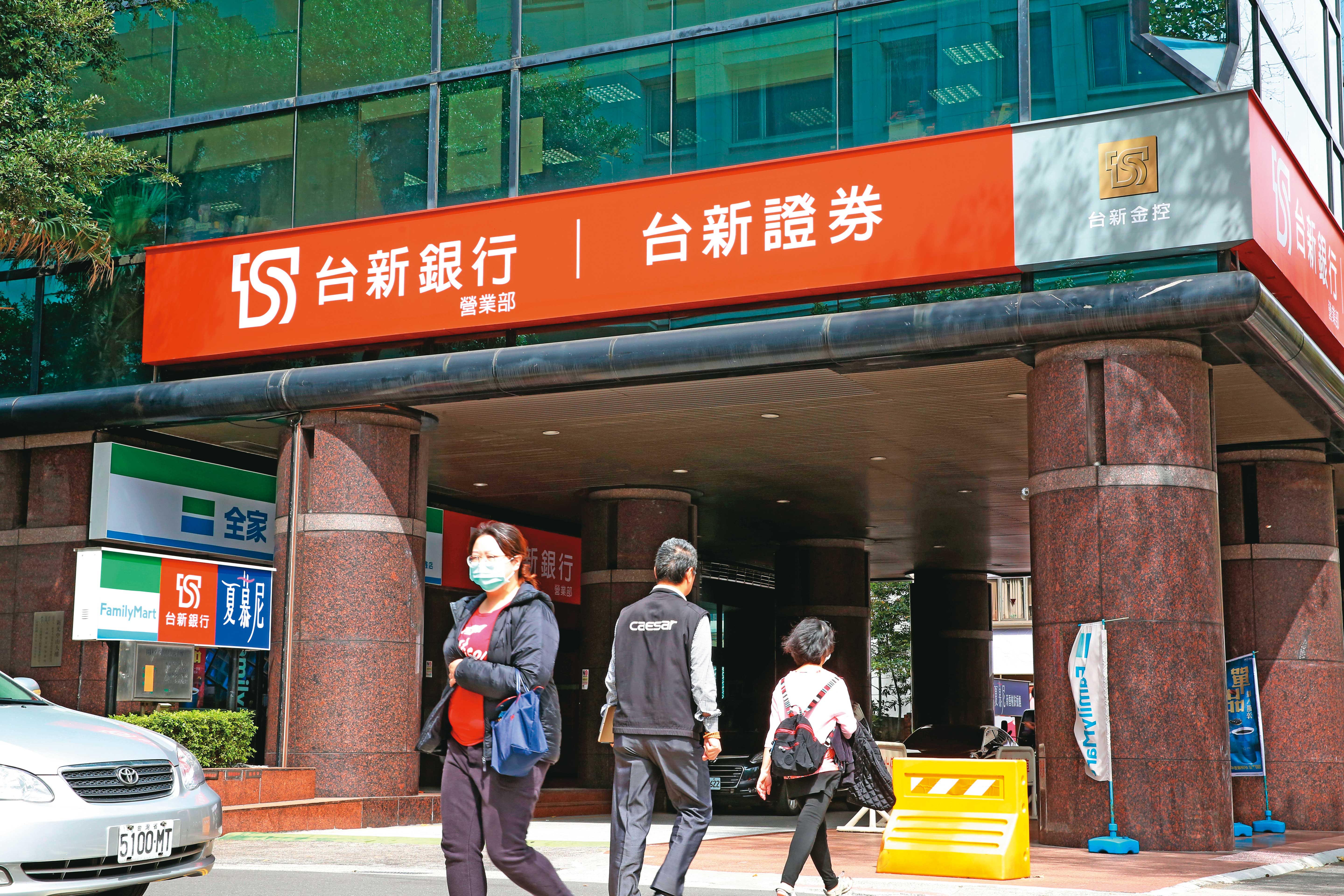 台新銀曾委由經貿聯網公司處理信用卡系統業務，卻未建置相關大型主機及周邊機器等硬體設備，遭金管會認為有重大風險。