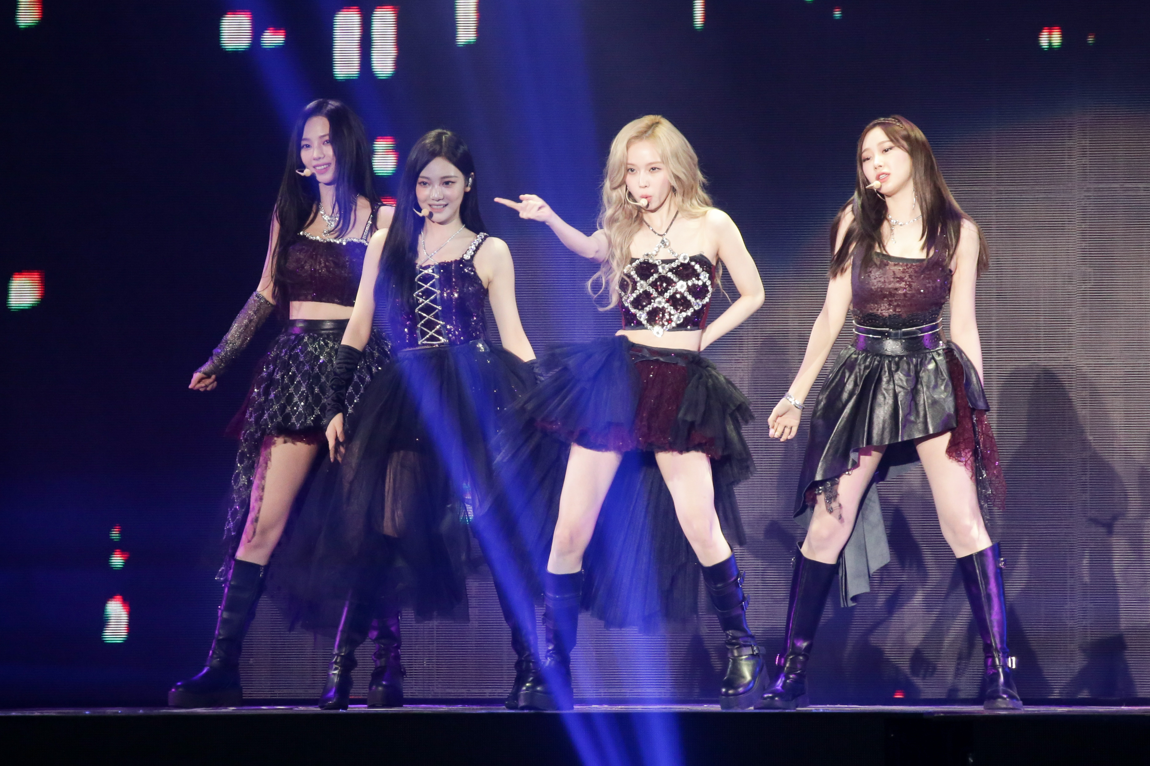 aespa四位成員Giselle、Karina、NINGNING與Winter美到不行，粉絲從開場便尖叫到結束。
