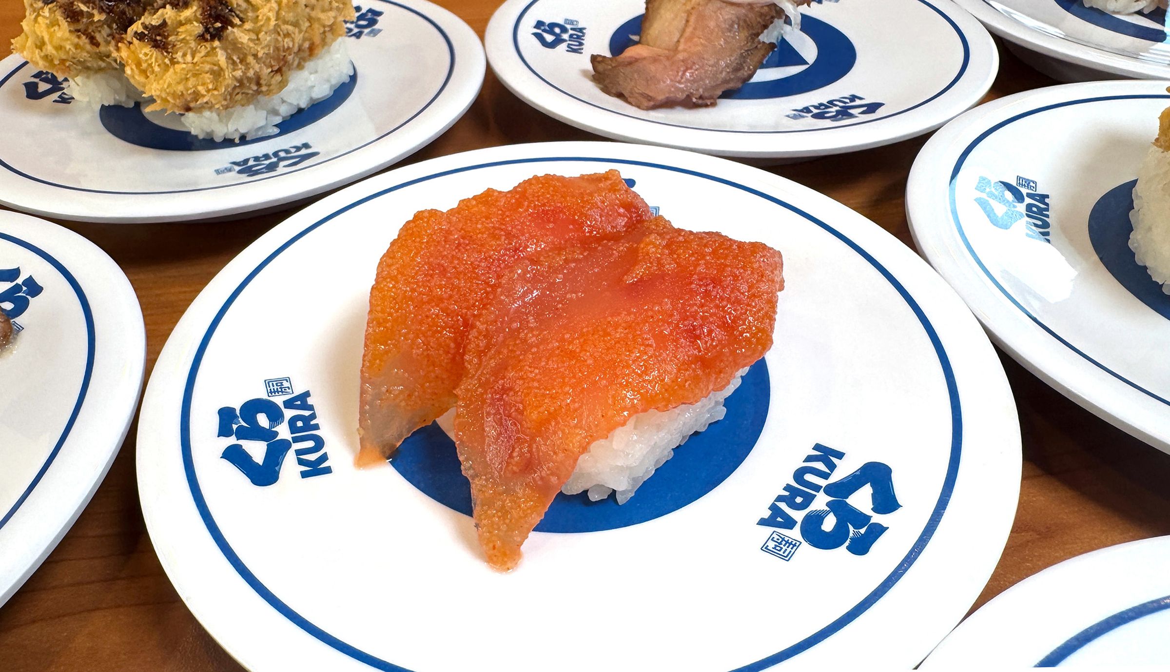 「明太子醃漬長鰭鮪魚」搭配微辣開胃的明太子醬，愛吃辣的人不容錯過。（藏壽司提供）