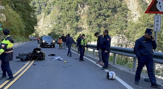 中橫公路台8線今早發生嚴重機車事故,東華大學一名男大生疑似過彎失控,自撞護欄後墜落邊坡,送醫不治。(翻攝畫面)