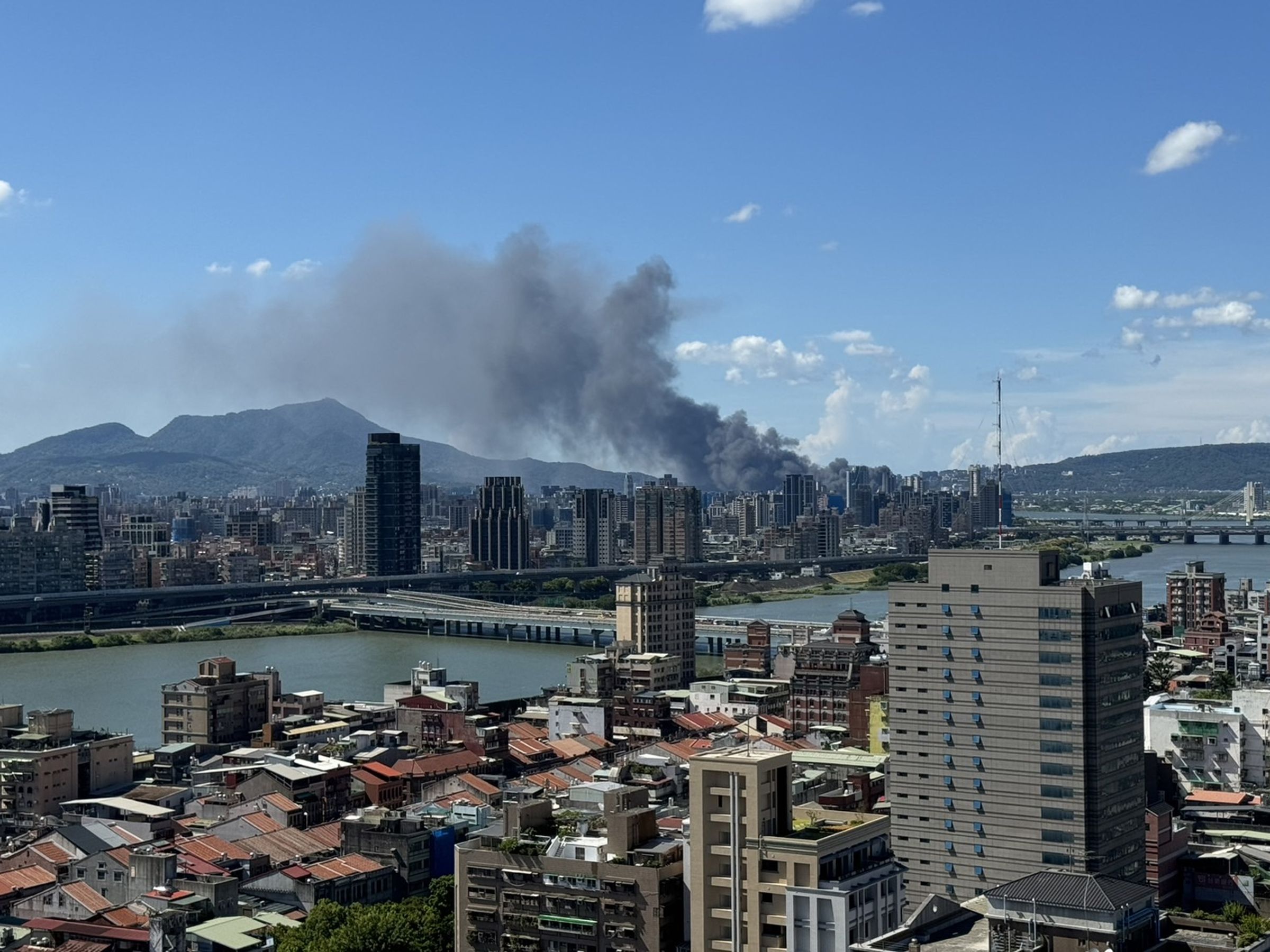 北市士林區一處工廠今日下午發生火警，伴隨產生的濃煙影響周遭區域。（翻攝記者爆料網）