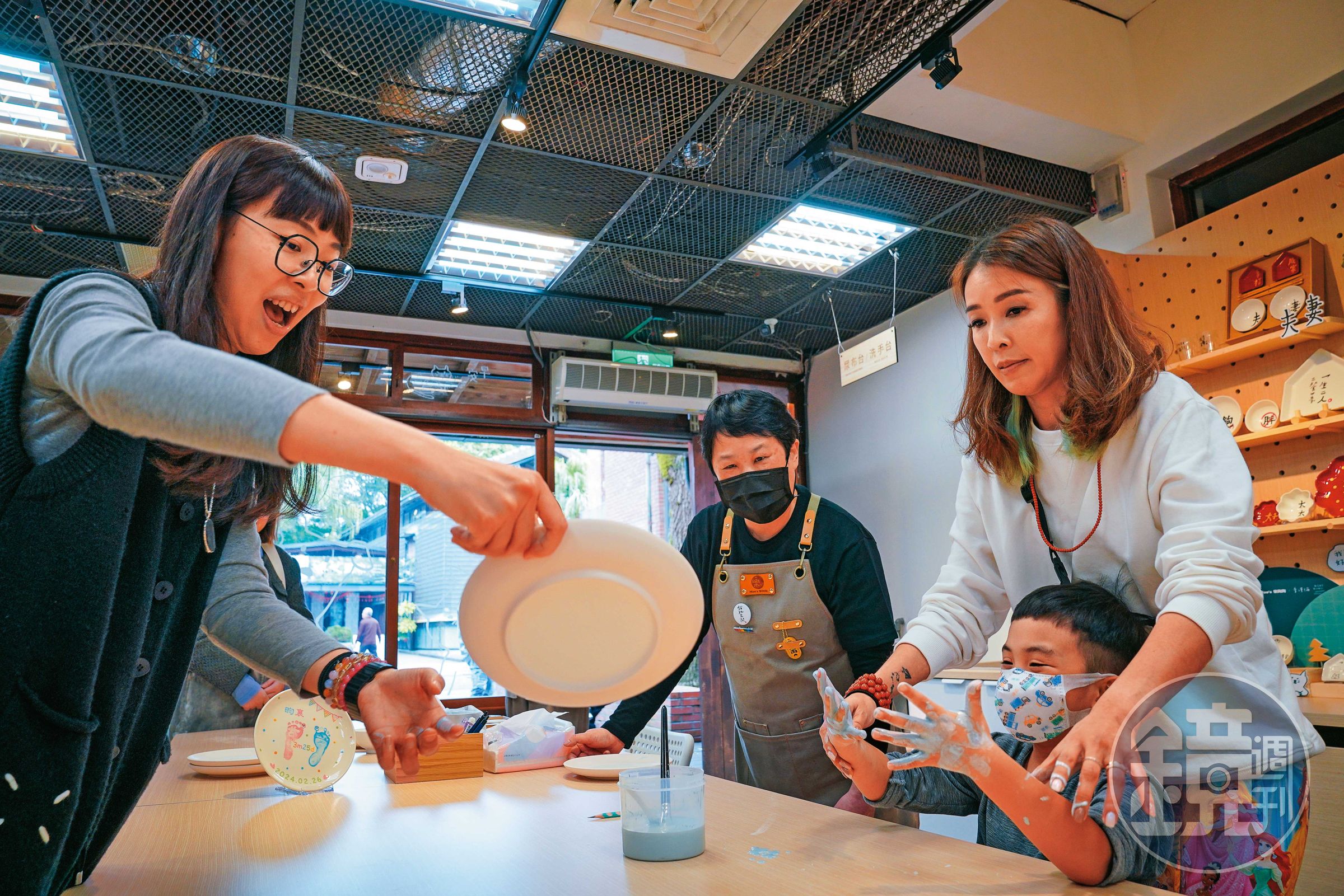 樂陶陶在宜蘭傳藝中心首開體驗店門市，吸引不少親子客報名製作拓印盤。
