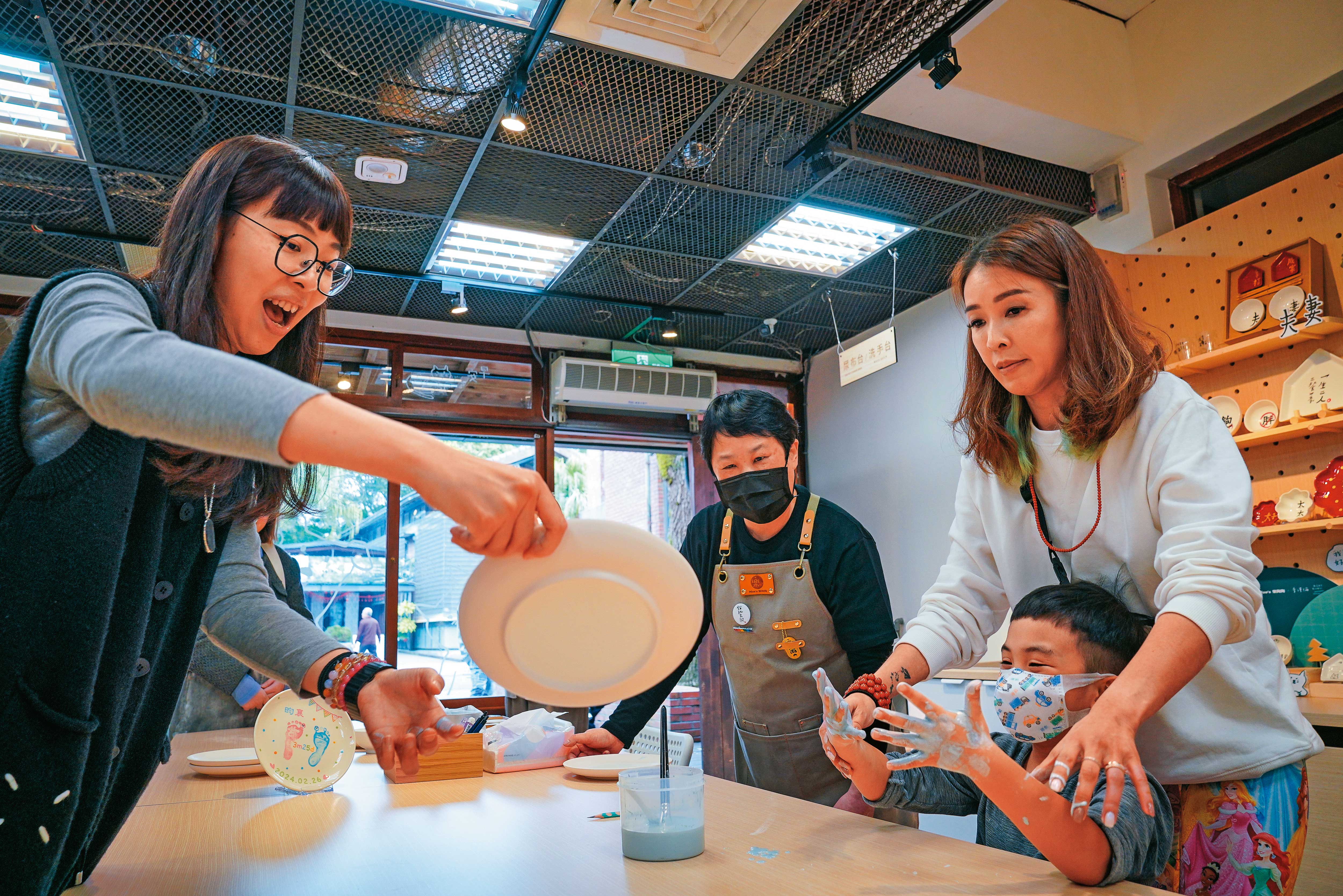 樂陶陶在宜蘭傳藝中心首開體驗店門市，吸引不少親子客報名製作拓印盤。
