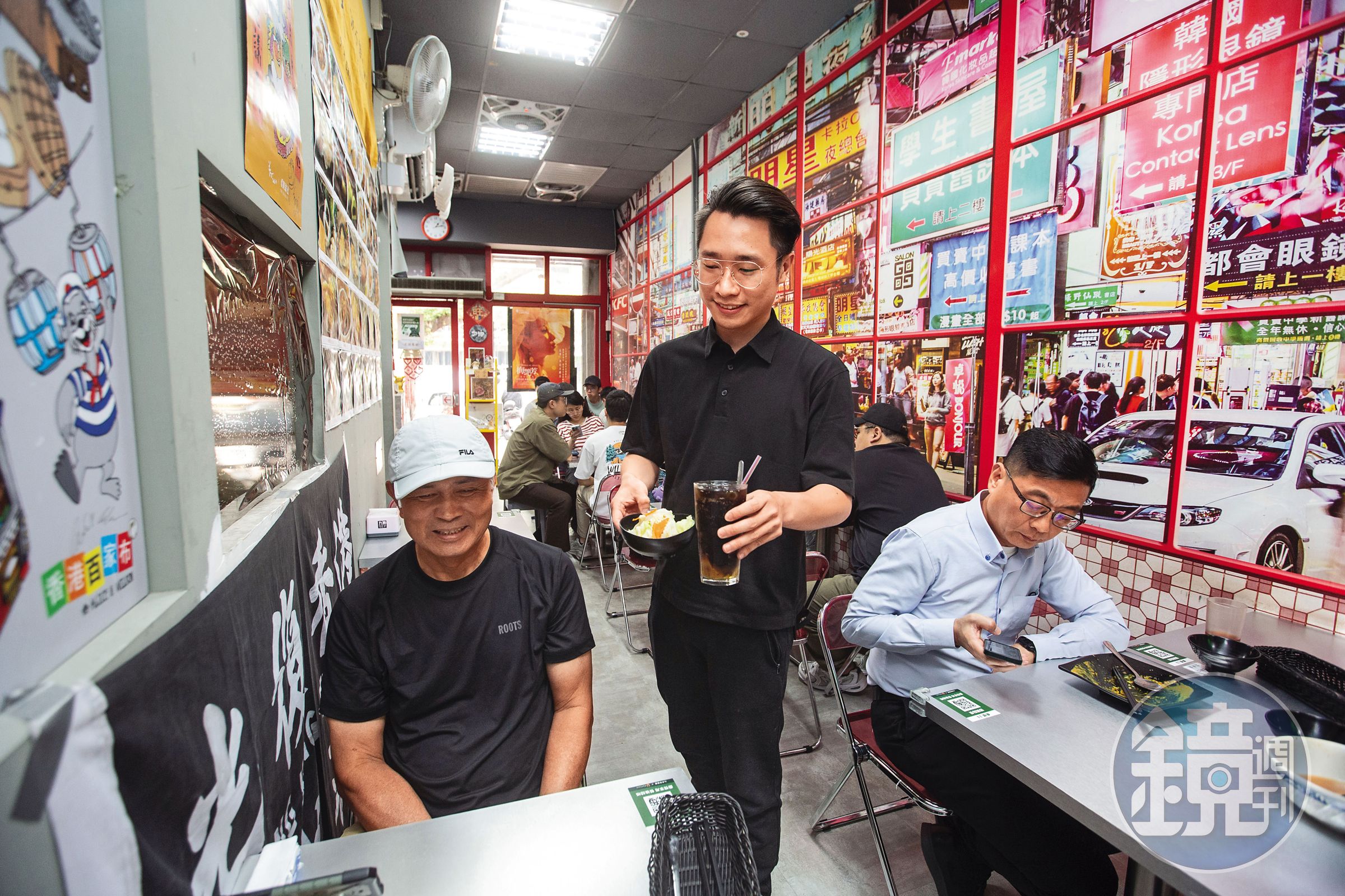 九月茶餐廳很受附近上班族、觀光客與在台港人喜愛,Andy(中)送餐時也會與客人互動。