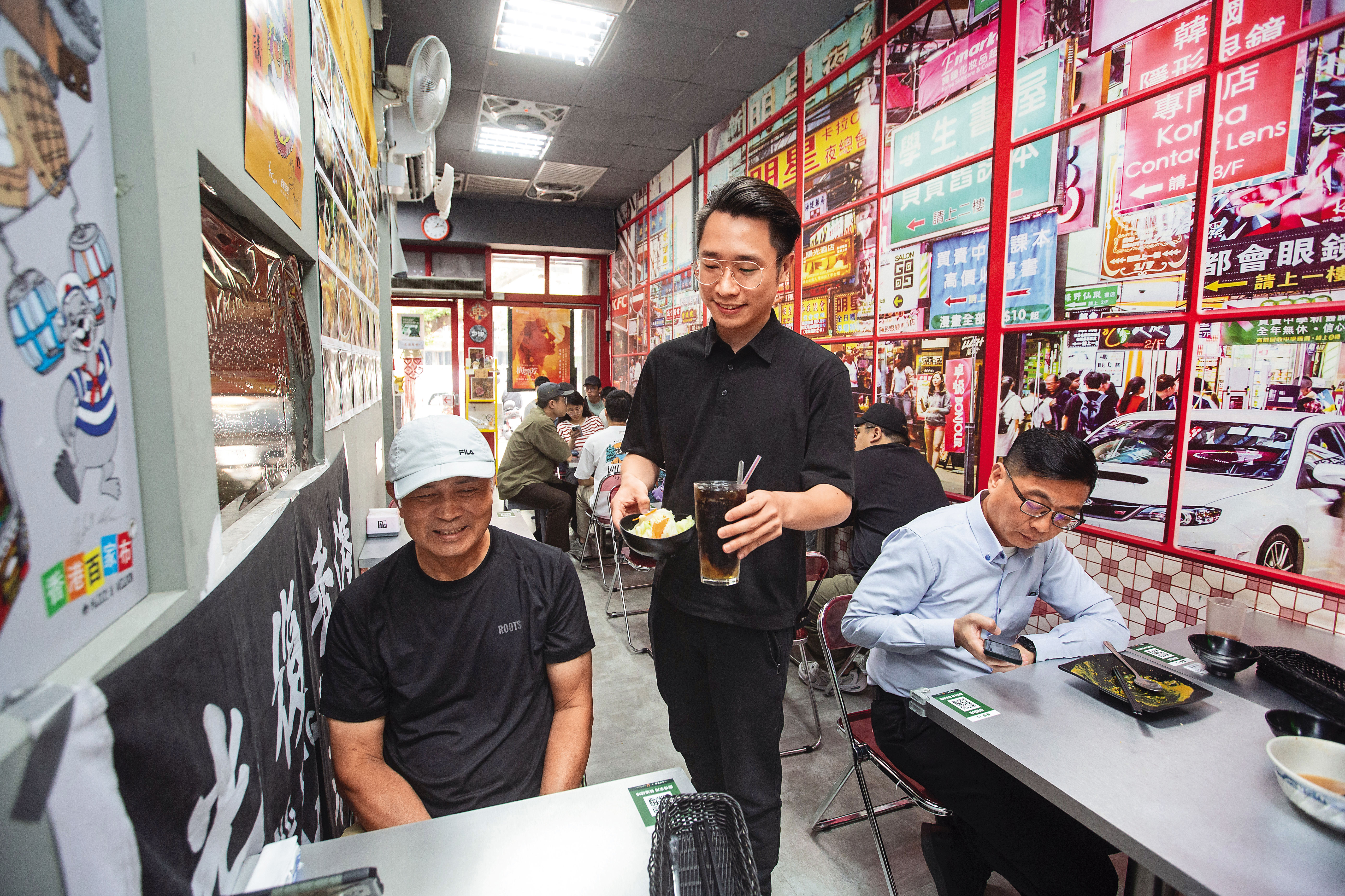九月茶餐廳很受附近上班族、觀光客與在台港人喜愛，Andy（中）送餐時也會與客人互動。