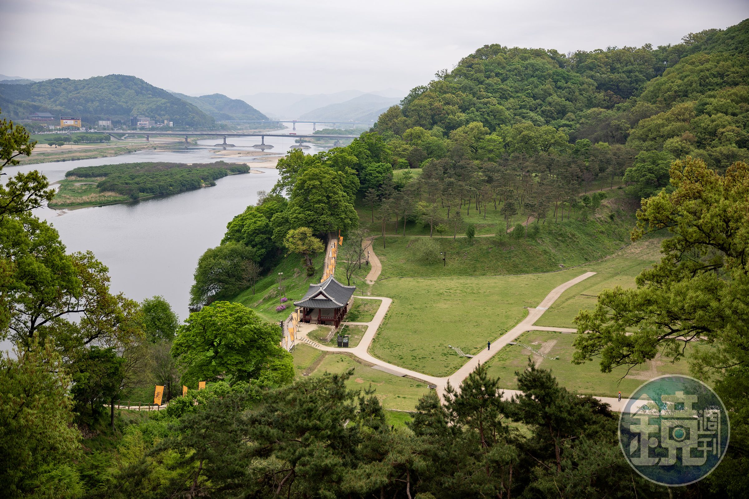 被列為世界文化遺產的公州公山城,沿著海拔110公尺的山巒修築,城牆與大自然完美融為一體。