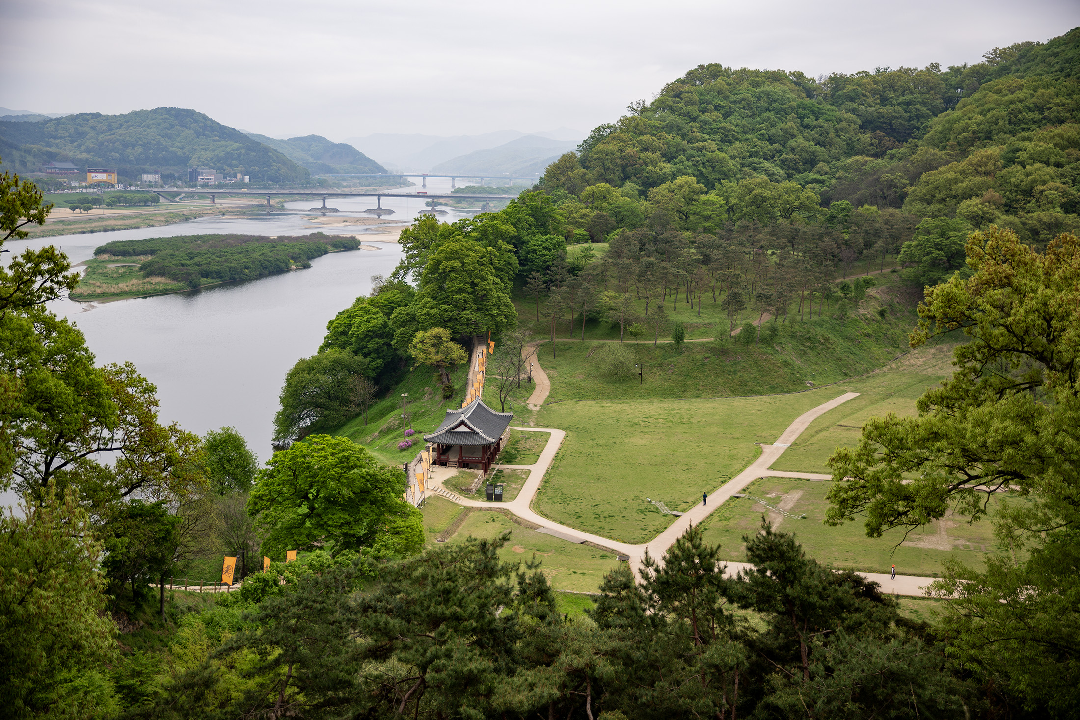 被列為世界文化遺產的公州公山城，沿著海拔110公尺的山巒修築，城牆與大自然完美融為一體。
