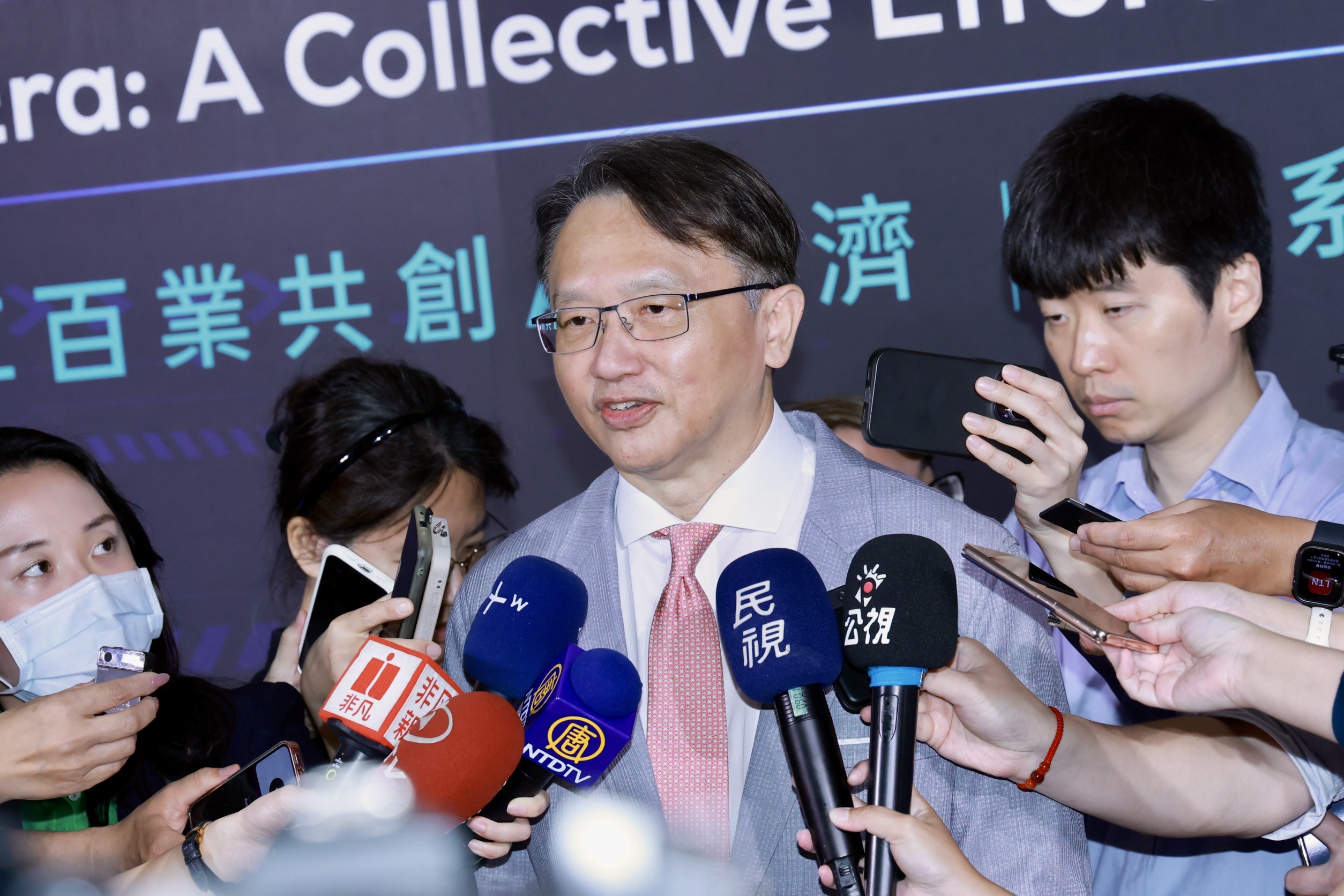 宏碁集團董事長暨台北市電腦公會理事長陳俊聖今（27）日接受媒體訪問。