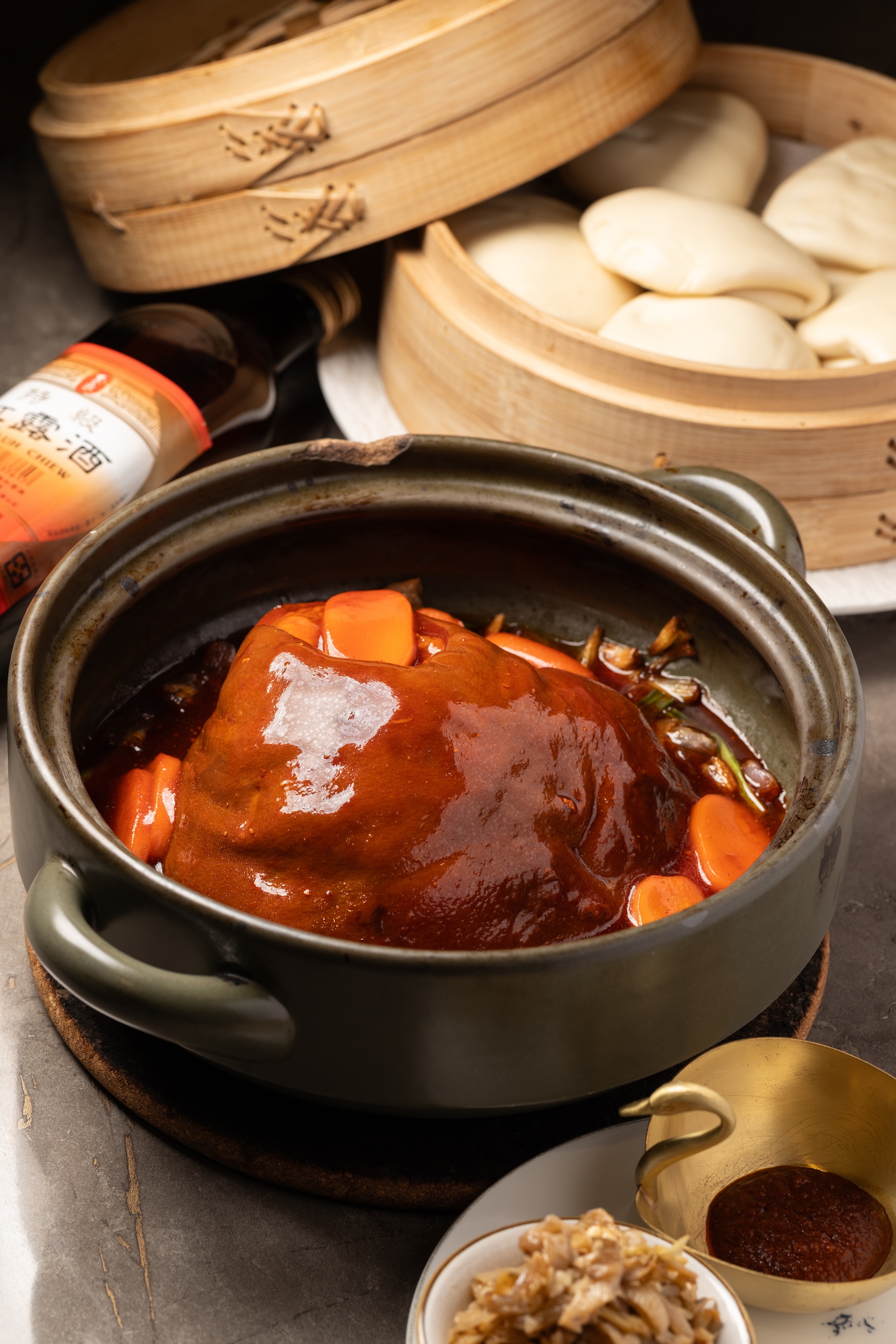 「潮州南乳腿庫.打冷酸菜.手作刈包」將腿庫肉夾入手作刈包,再配上潮州打冷酸菜,酸香微辣滋味平衡肉脂。