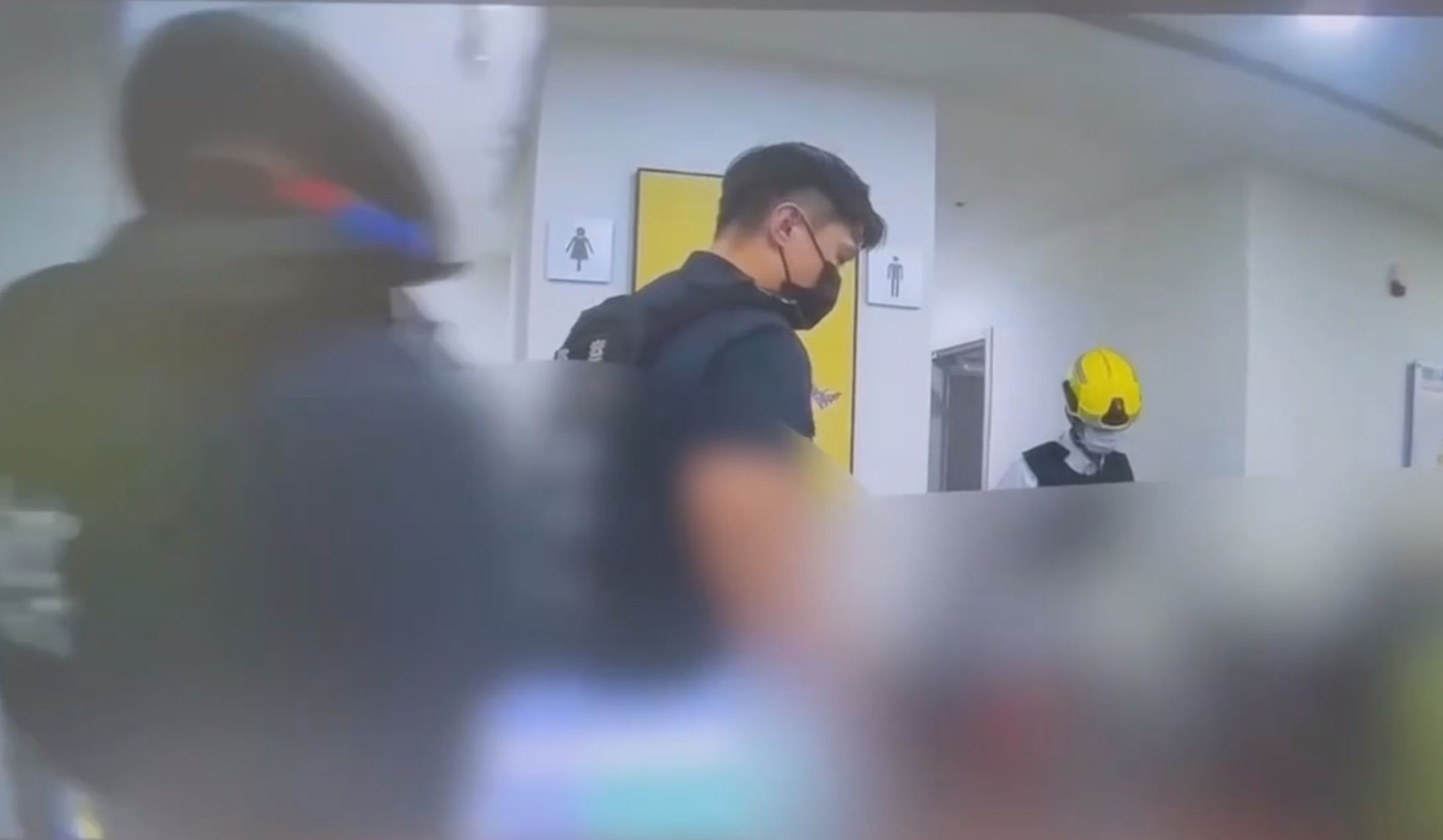 尾隨進廁所犯案,富邦人壽保戶持刀砍傷業務員。(翻攝畫面)