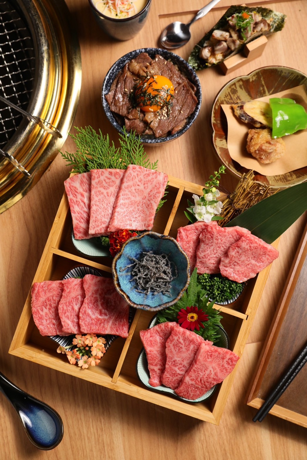 「日本A5和牛盛合套餐」可以加價升級搭配貓飯與白燒鰻天婦羅。（2,210元／份）
