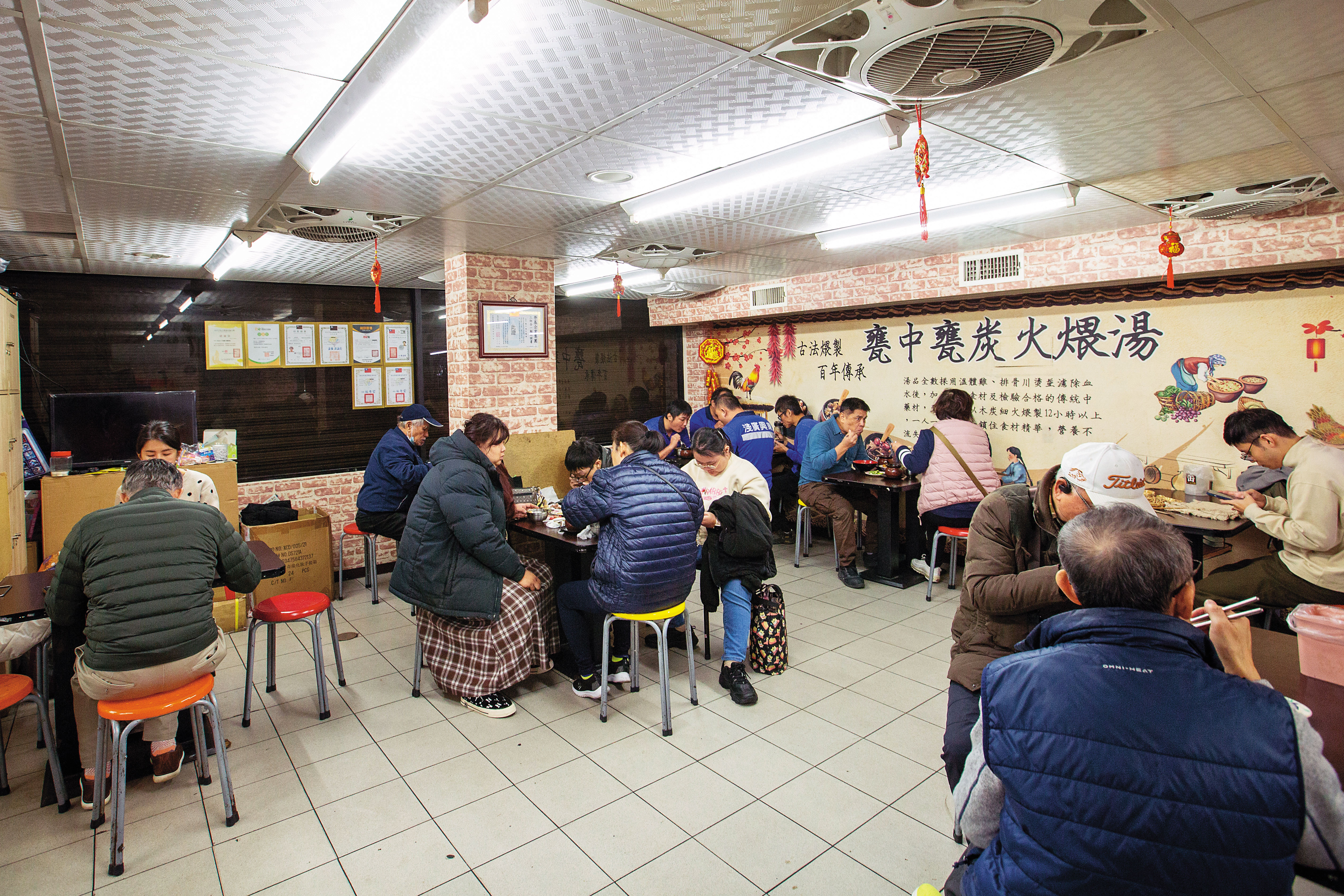 冬天中午用餐時間一到,店內馬上湧入人潮。