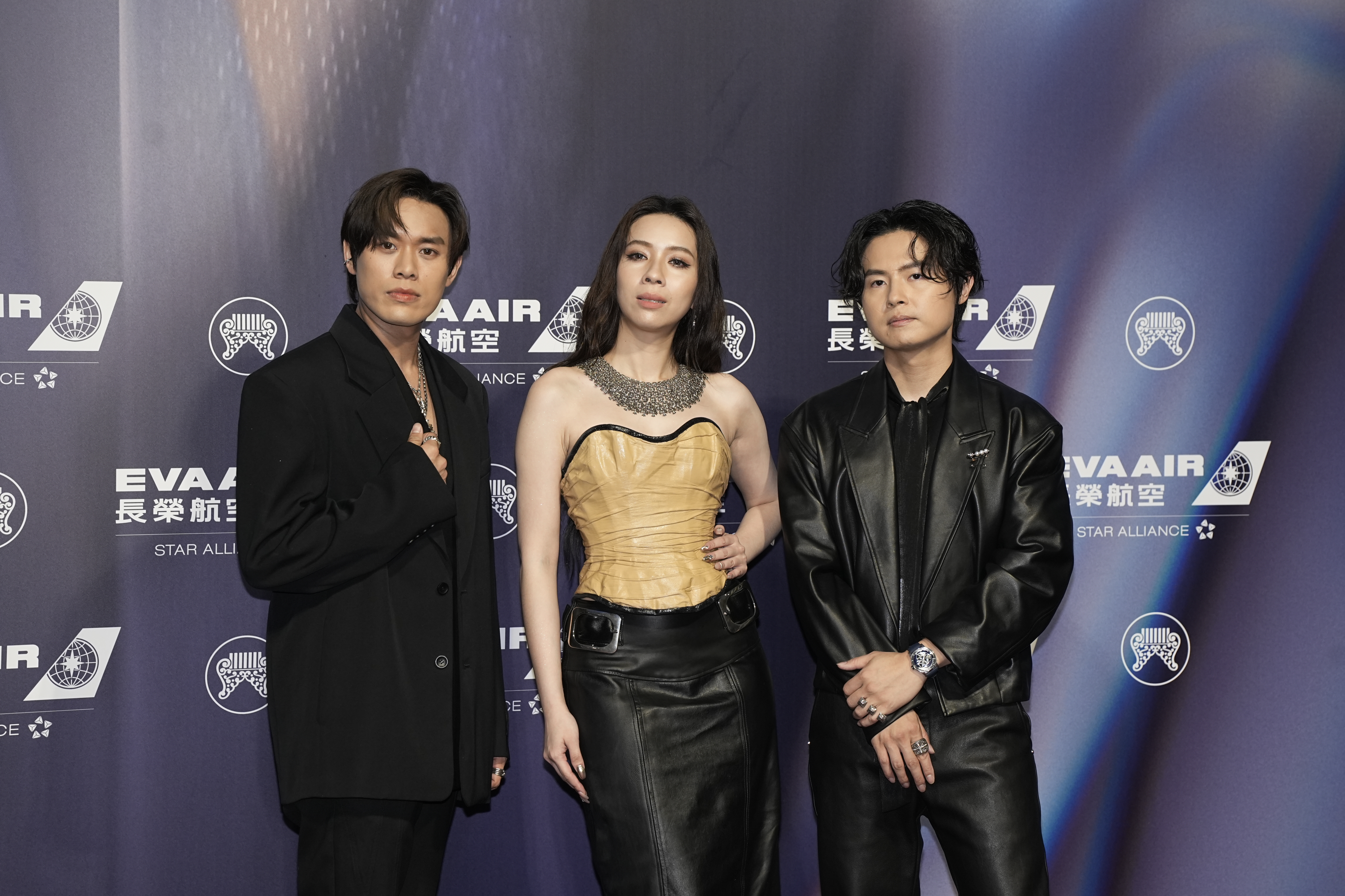 告五人以《我們就像那些要命的傻瓜》入圍本屆金曲獎最佳樂團獎，犬青（中）一襲米色褶皺馬甲性感亮相。
