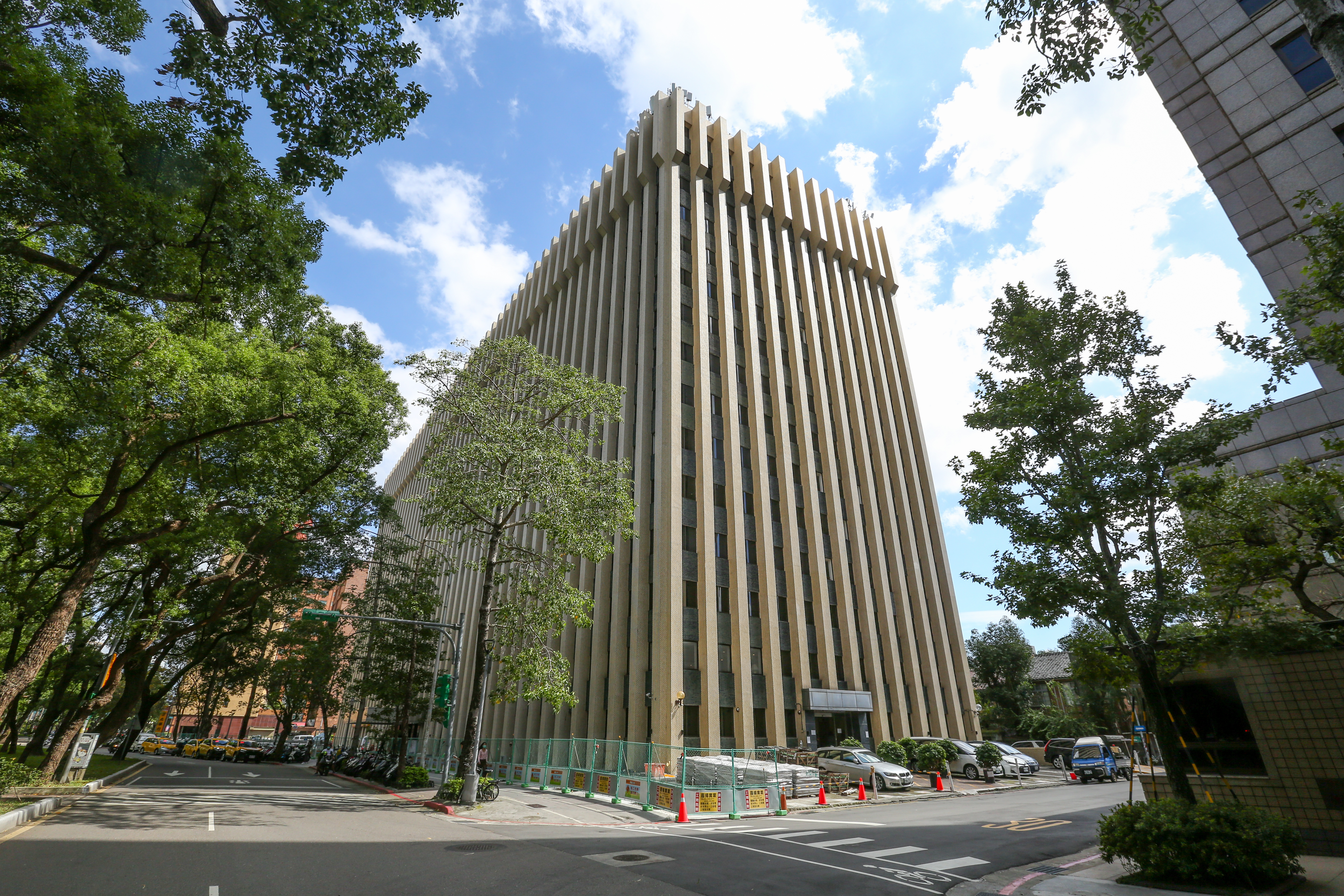 芙蓉大樓以131億元賣給璞永領軍的建商買家團。（本刊資料照）