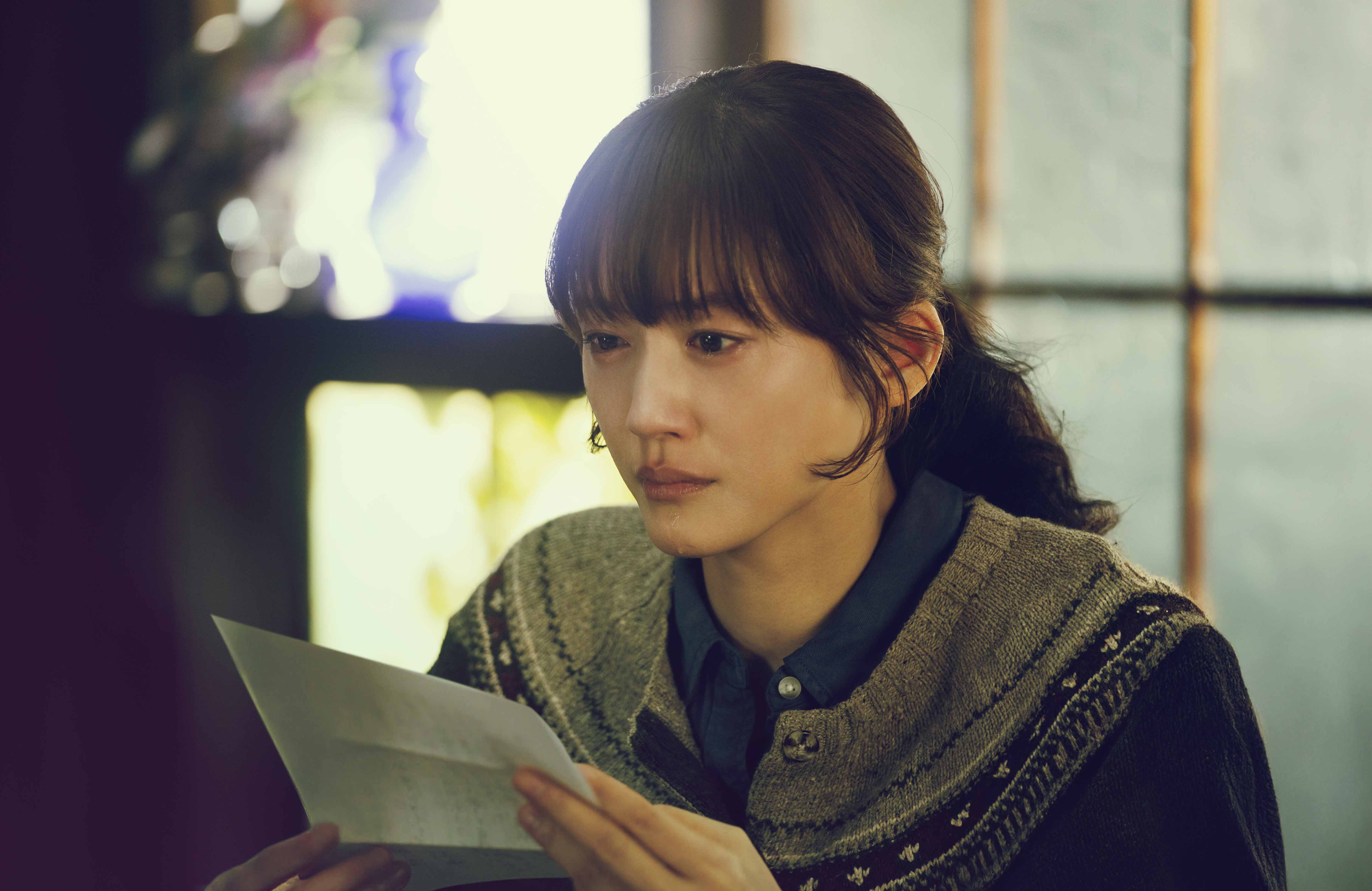 綾瀨遙在《人為什麼寫情書》以精湛技詮釋一個懷抱祕密的女性。(天馬行空提供)