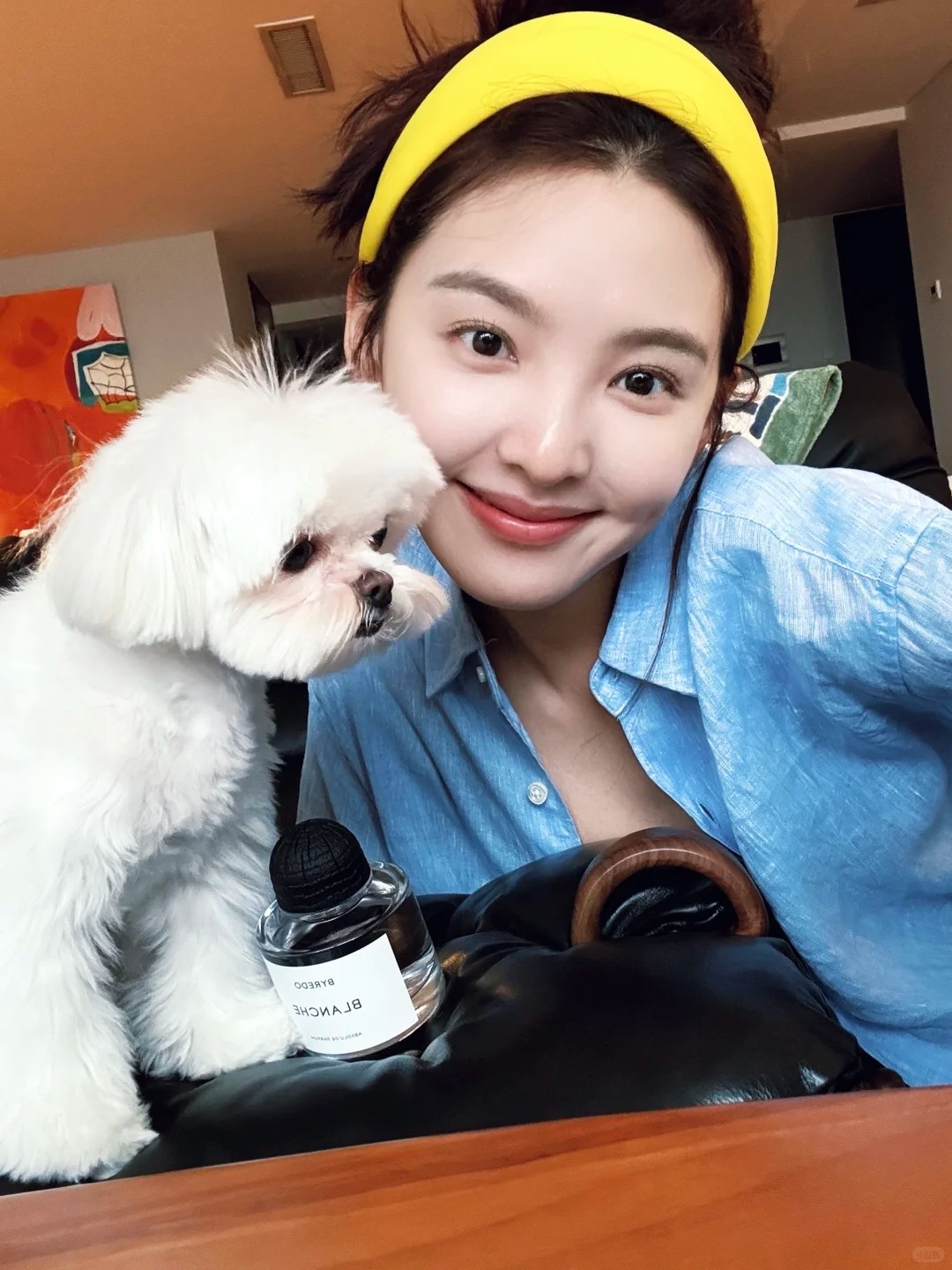 章若楠之前曾PO出一張和愛犬「蘇打水」的合照,中間還放了瓶BYREDO Blanche香水,而Blanche翻成中文是「白」,被CP粉稱是一家三口合照。(翻攝章若楠小紅書)