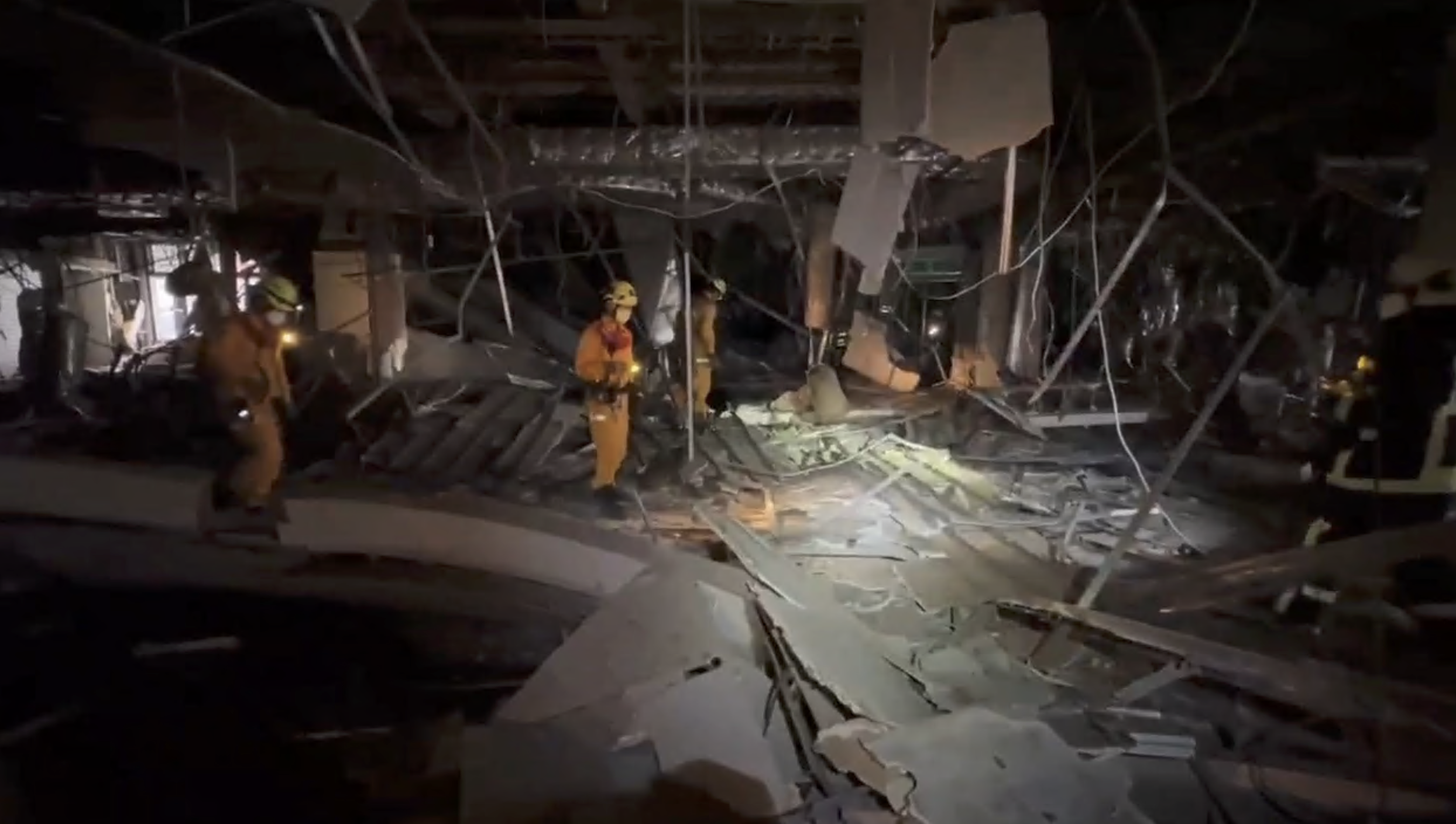 台中新光三越發生嚴重氣爆，造成4死37傷。（台中市消防局提供）