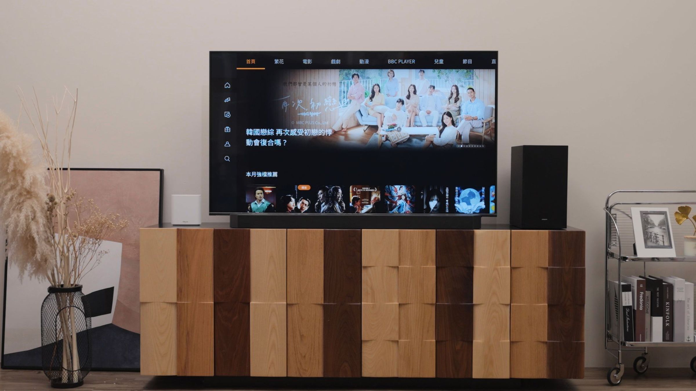 OP影音劇院–最新升級的「進階套裝」，配備Samsung 55吋 4K UHD 顯示器、Samsung 3.1.2聲道聲霸、ASUS ZenWiFi XD6S Mesh Wi-Fi 6路由器，幫你的客廳升級成家庭劇院。