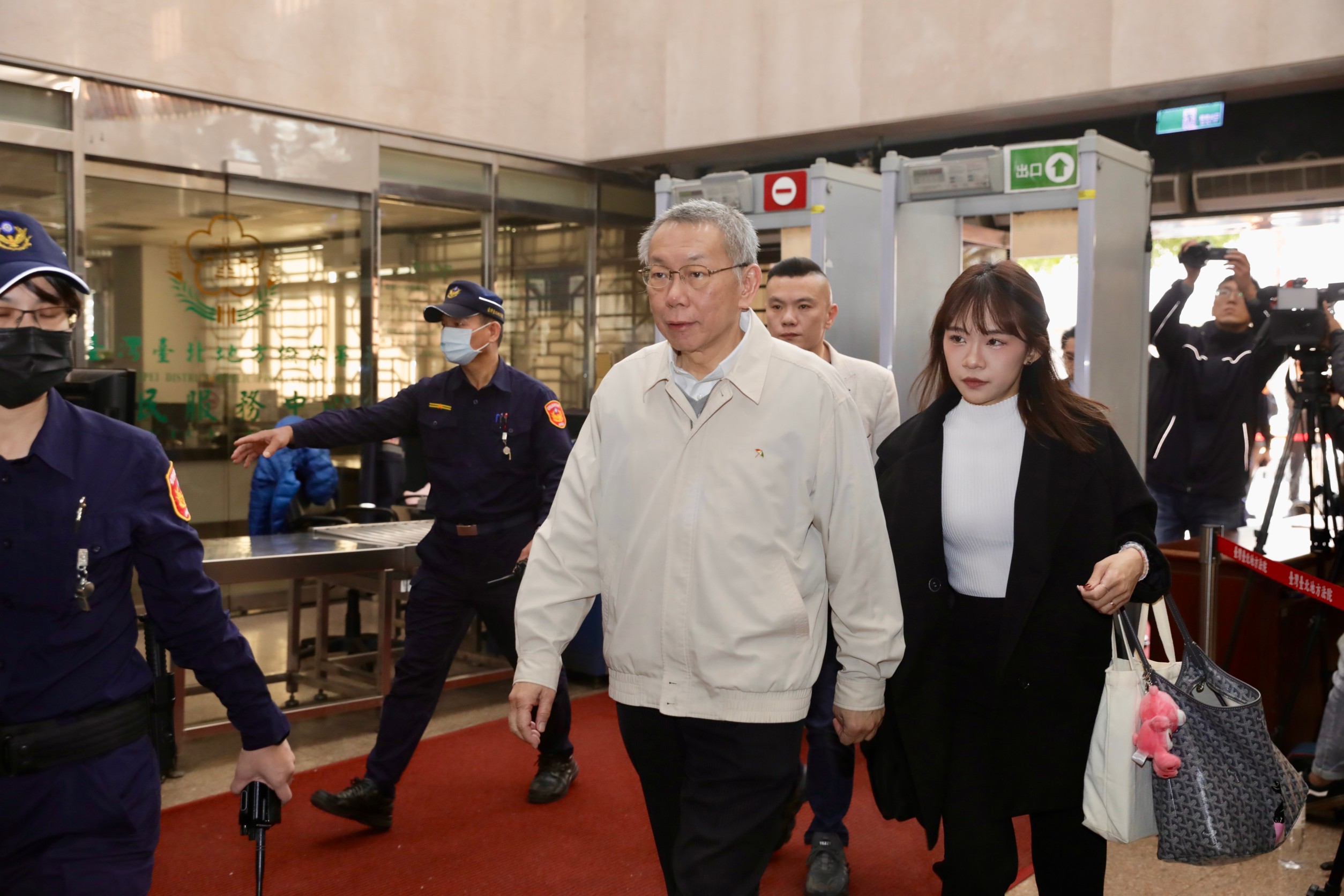 柯文哲29日現身北院重開羈押庭，身旁一位女幕僚引起網友關注。