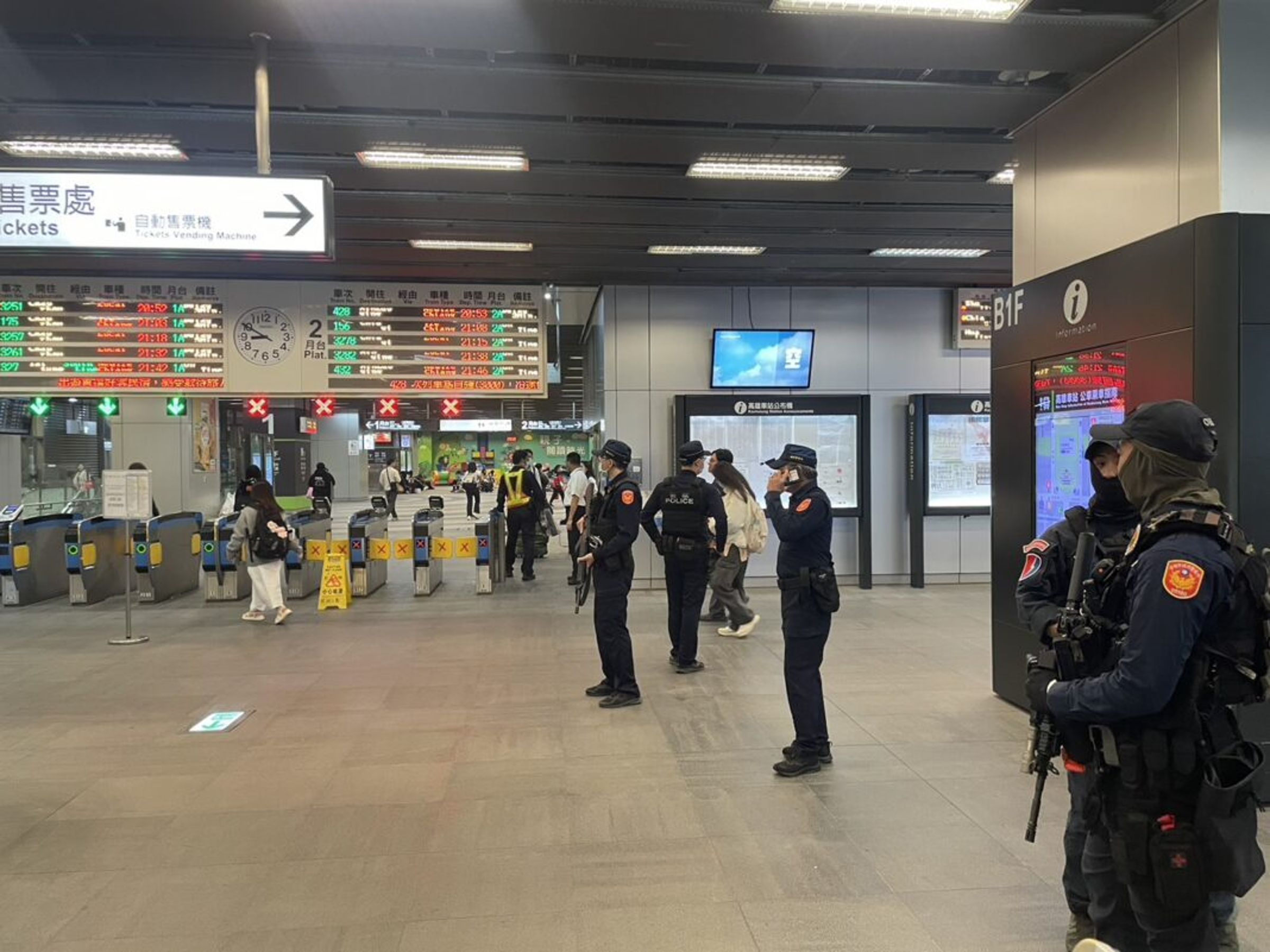 有網友在網路上發布下一個犯案地點是高雄車站，鐵路警察加強戒備。（翻攝畫面）