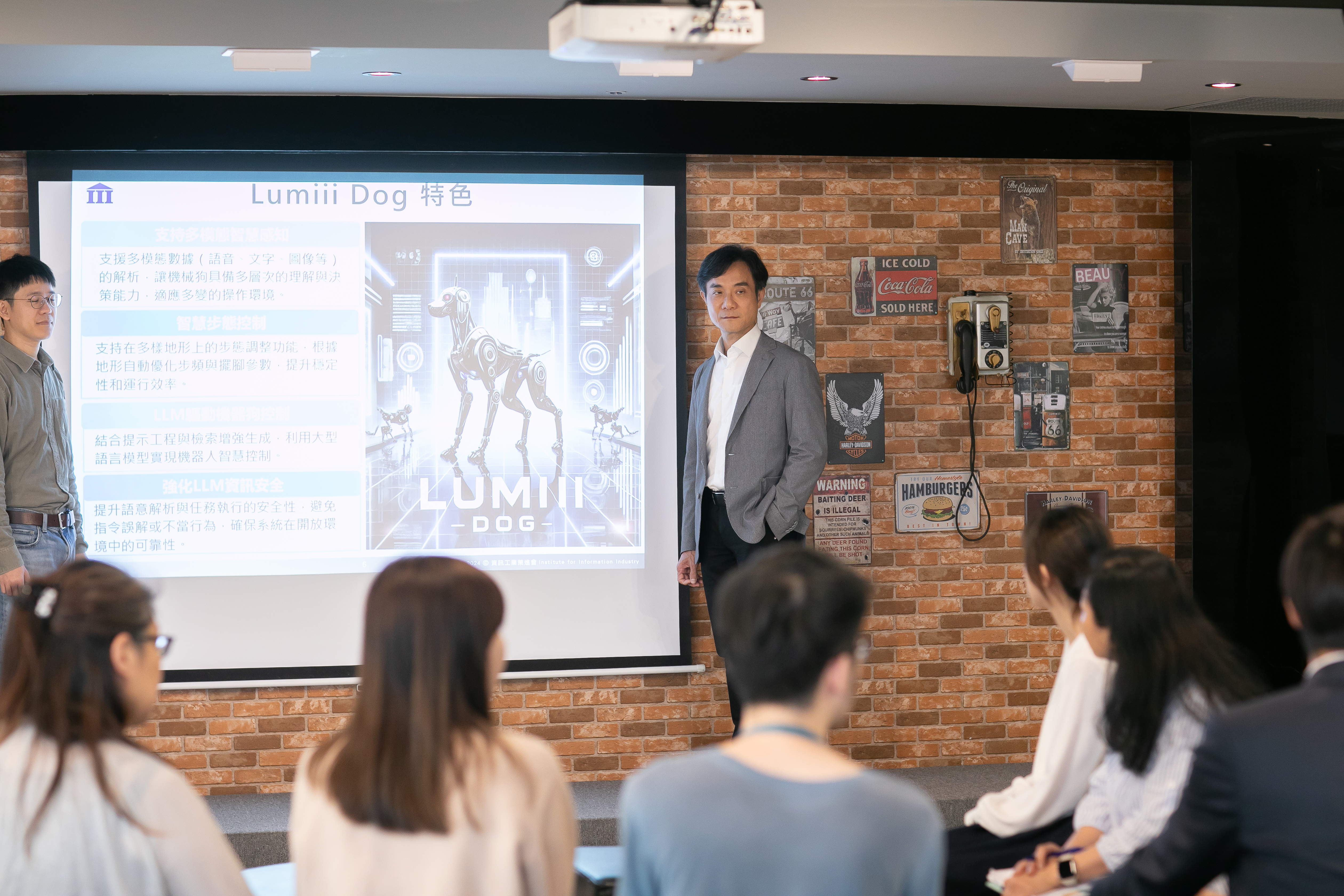 資策會董事長黃仲銘兼具學界及產業背景，上任後力拚AI落地，協助百工百業AI轉型。