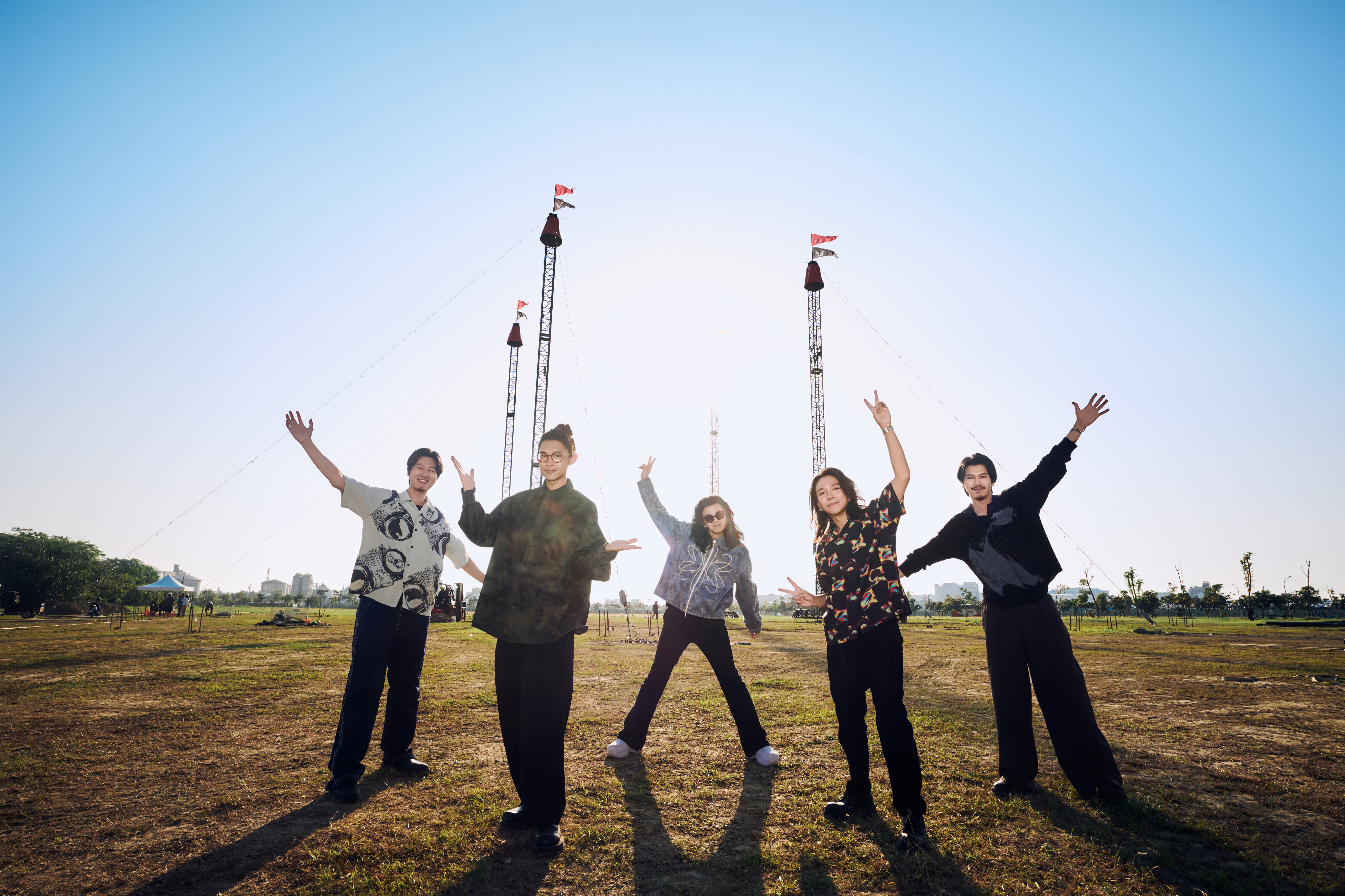 麋先生南下場勘場地，站在現場難掩興奮神情。（相信音樂提供）