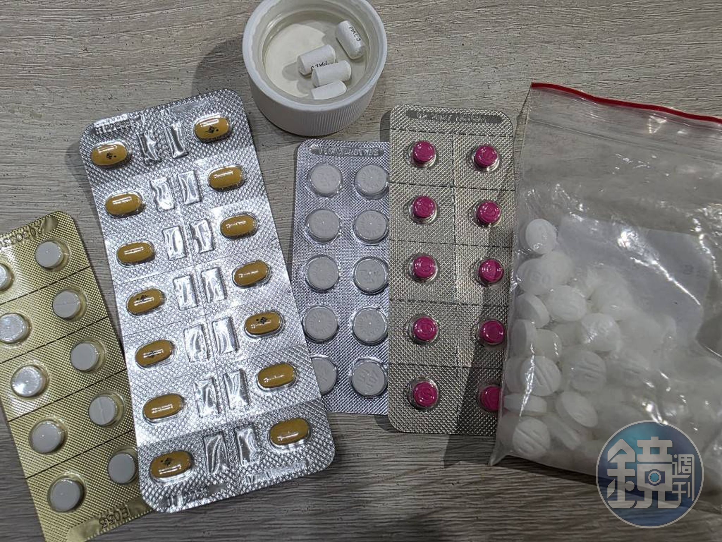Eddie目前每日需服用高達12顆身心科藥物，也因此必須暫停工作。（Eddie提供）