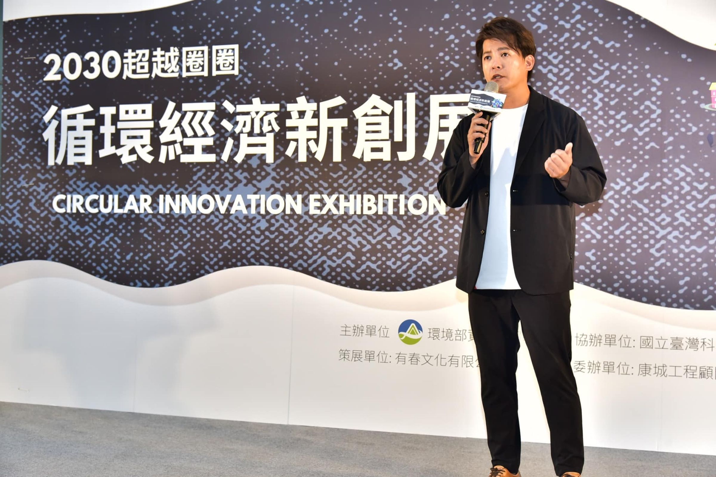 謝哲青前年罹患心肌炎,體重一下掉了10公斤。(翻攝自謝哲青臉書)