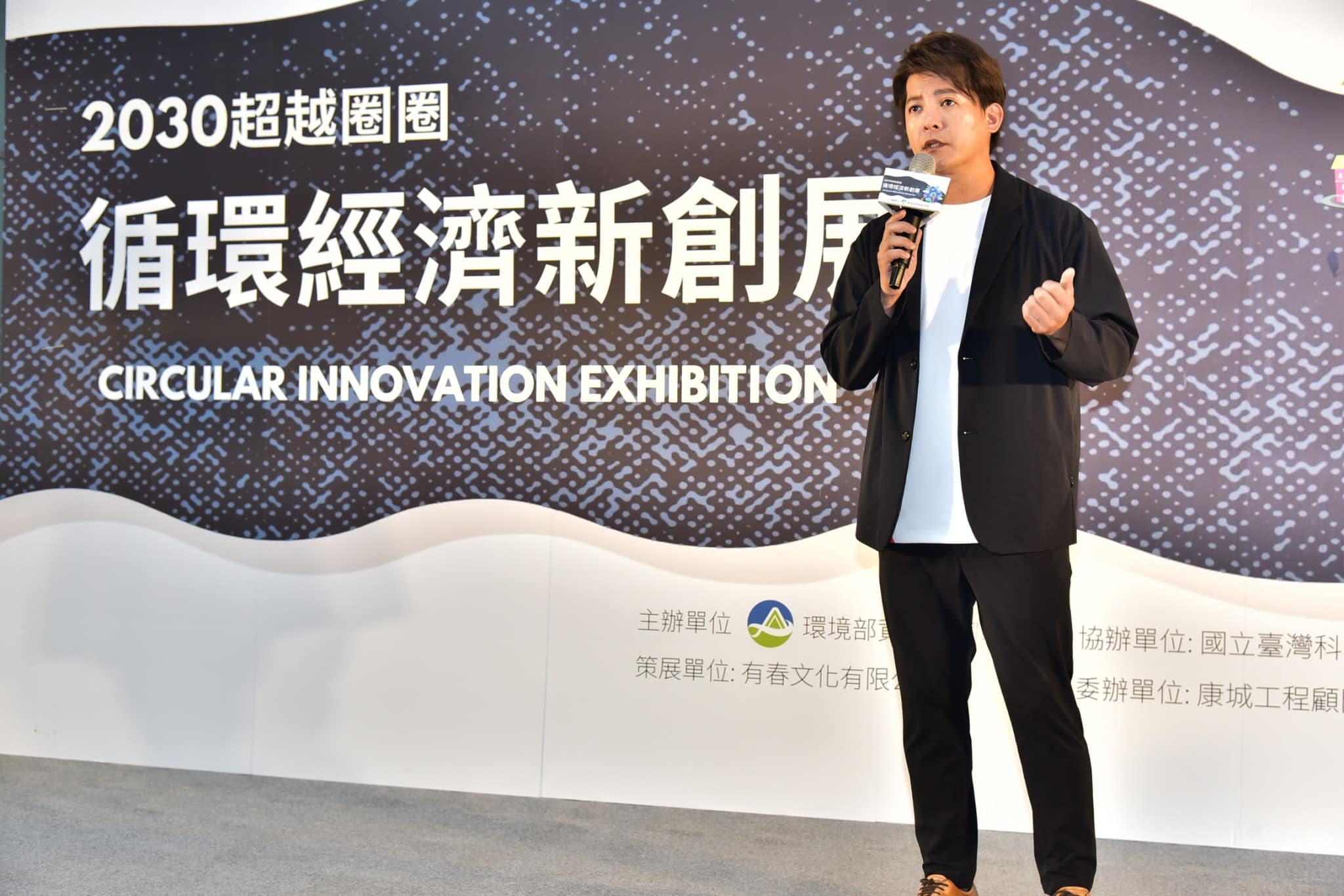 謝哲青前年罹患心肌炎,體重一下掉了10公斤。(翻攝自謝哲青臉書)