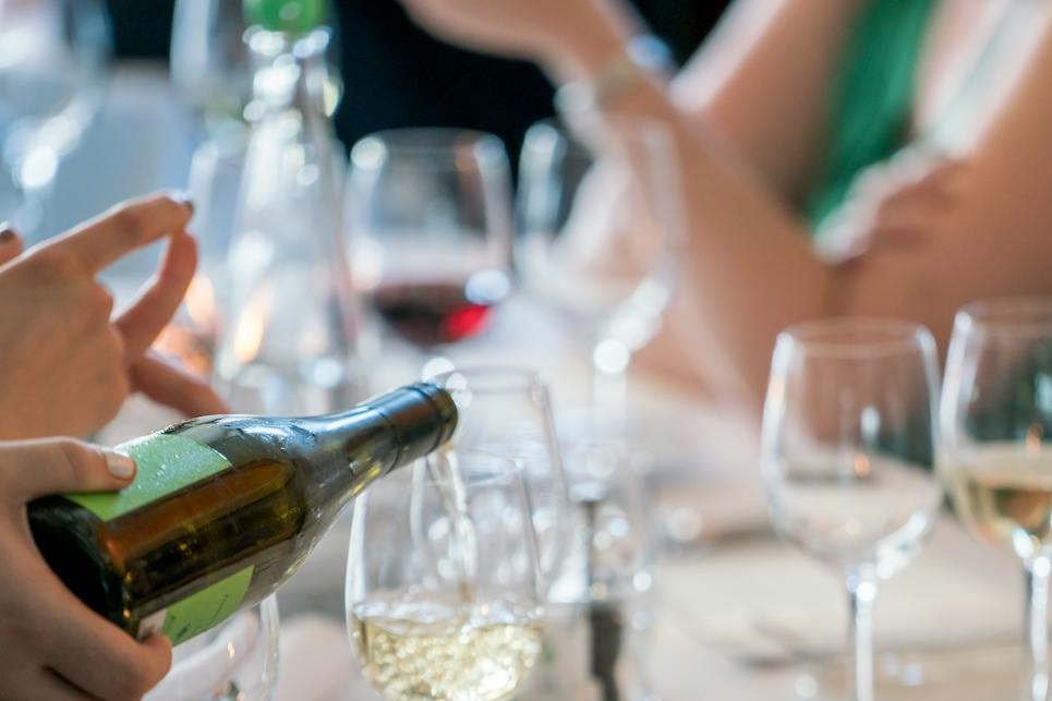 尾牙變酒店？正妹員工被逼穿裙倒酒陪客戶　網嘆淪「淫業部」