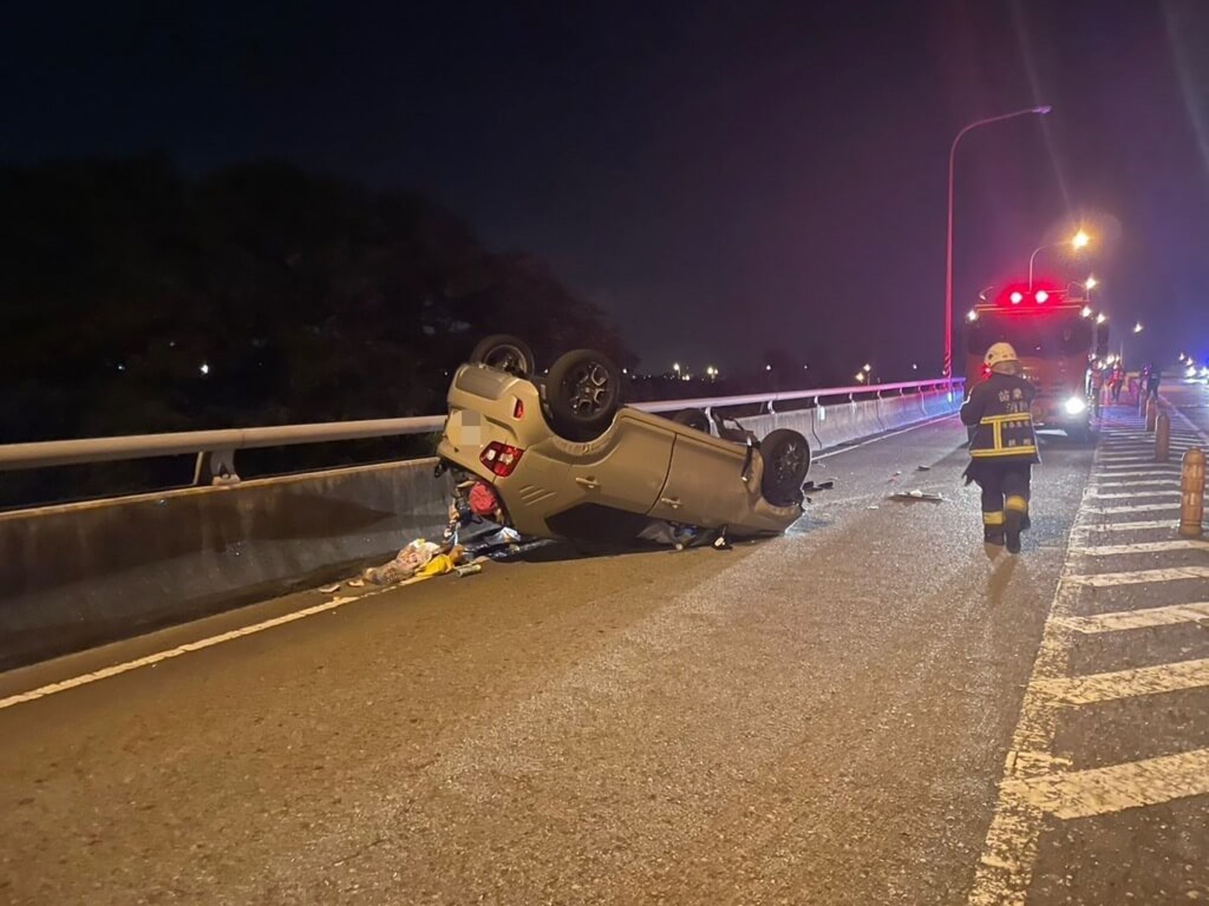 昨晚苗栗台72線傳出驚險車禍，還有一台車撞上掉落物翻覆，整台車「四輪朝天」。（翻攝畫面）