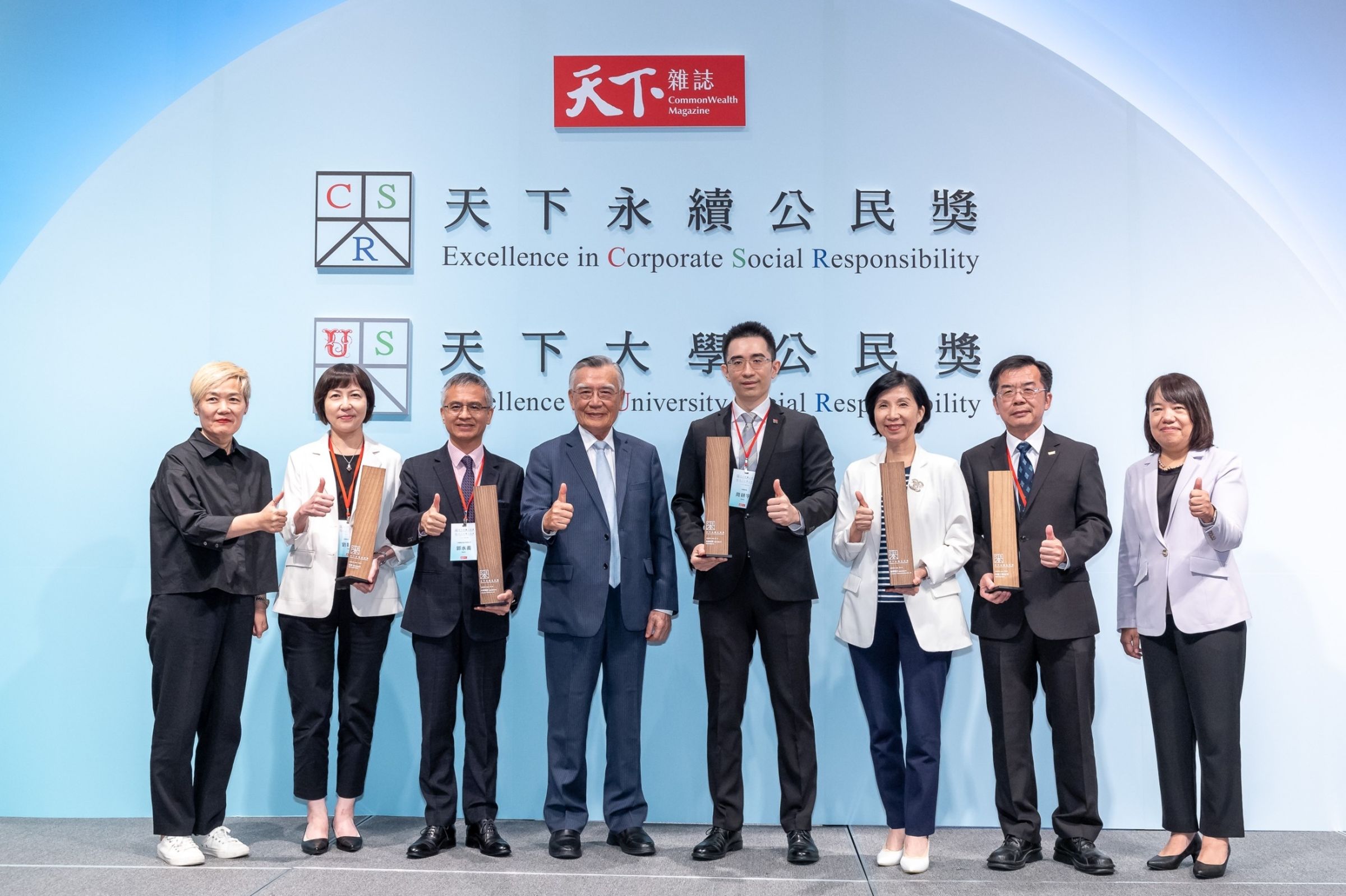 2024天下永續公民獎大型企業-服務業組獲獎人合影,左2起宏碁永續長劉靜靜、中華電信董事長郭水義、天下永續公民獎評審長林信義、信義房屋董事長周耕宇、遠傳電信總經理井琪、中鼎工程總經理李銘賢。(信義房屋提供)