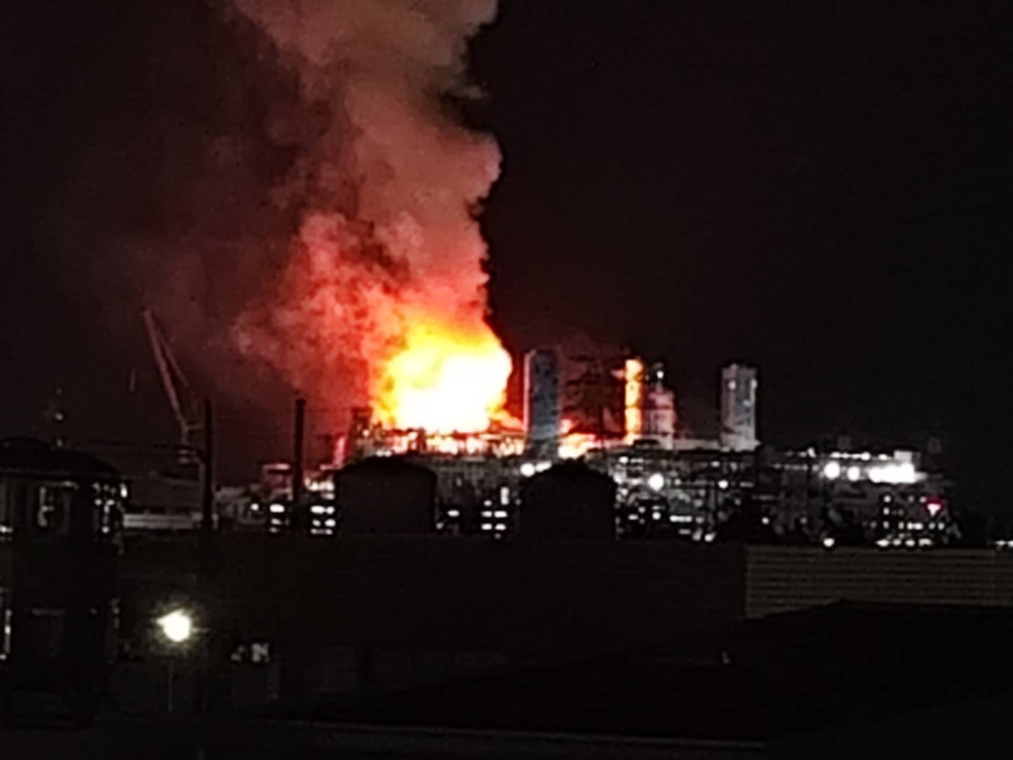 高雄市永安區的興達發電廠今（9日）晚間驚傳到炸聲響，隨即起火燃燒，附近居民拍下熊熊烈火畫面。（讀者提供）
