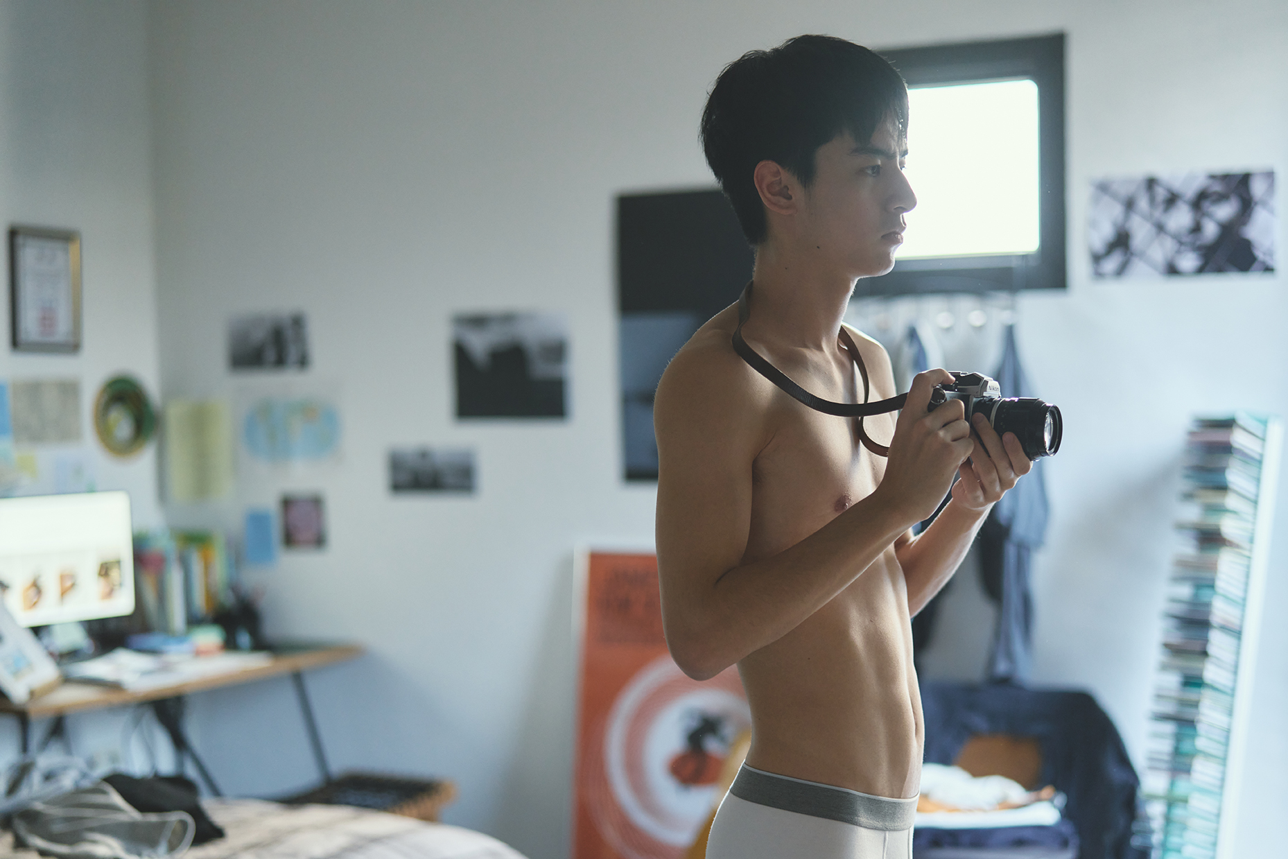 劉敬僅以內褲上陣，他雖表示害羞，卻被媽媽爆料在家常這樣穿。（周子提供）