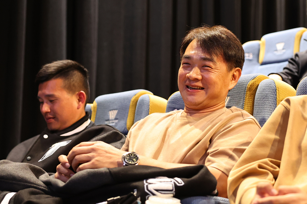 彭政閔以打擊教練身分來觀影。（中華職棒大聯盟提供）
