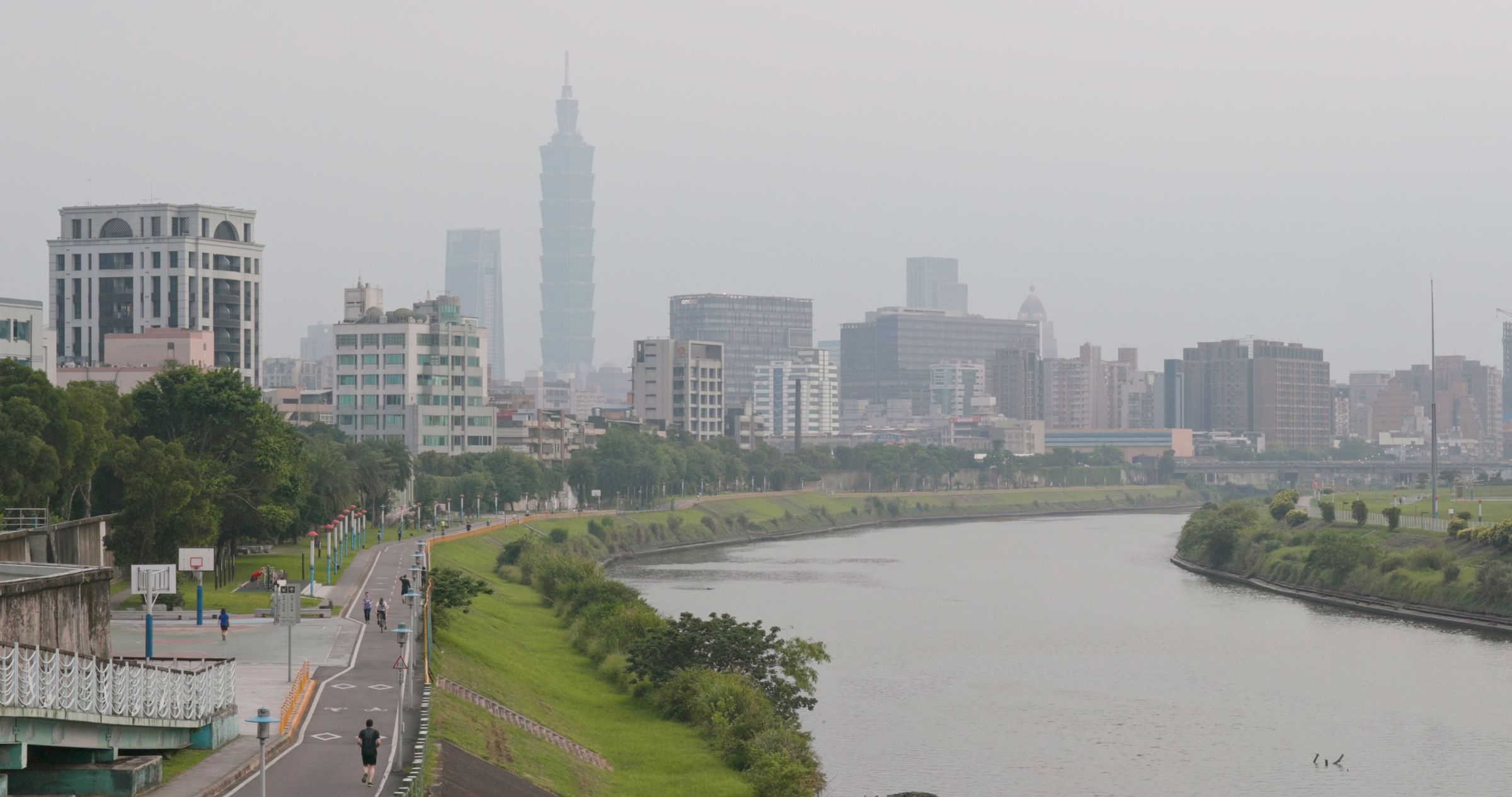 台灣空污近年雖有改善,但離國際訂定的標準還有些距離。