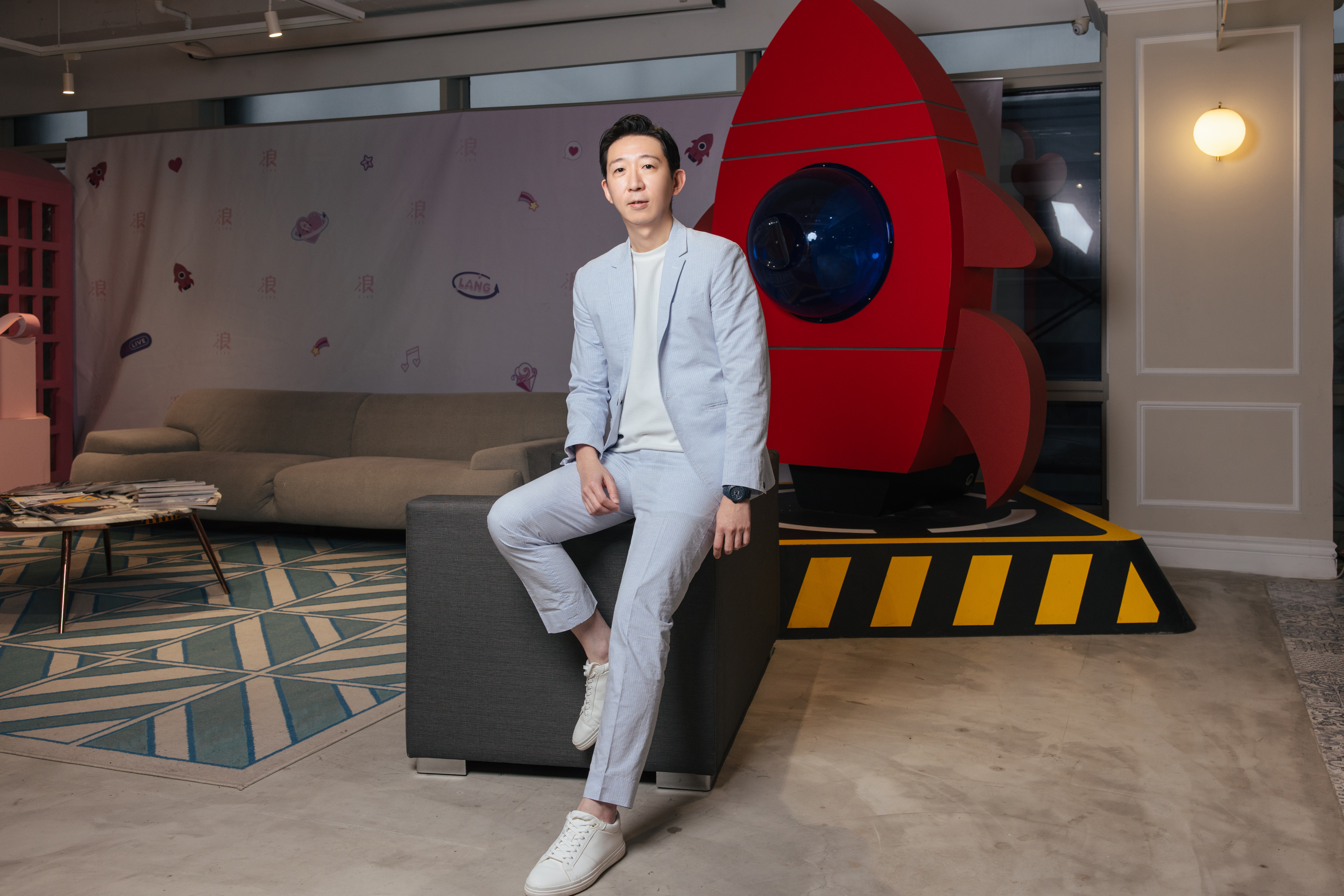 今年是浪LIVE執行長李宗翰接手的第一年，浪凡（浪LIVE母公司）交出漂亮的成績單，訪談中他除了單刀直入談論直播產業的現況外，也公開浪LIVE在2026年三箭齊發的品牌新定位策略。