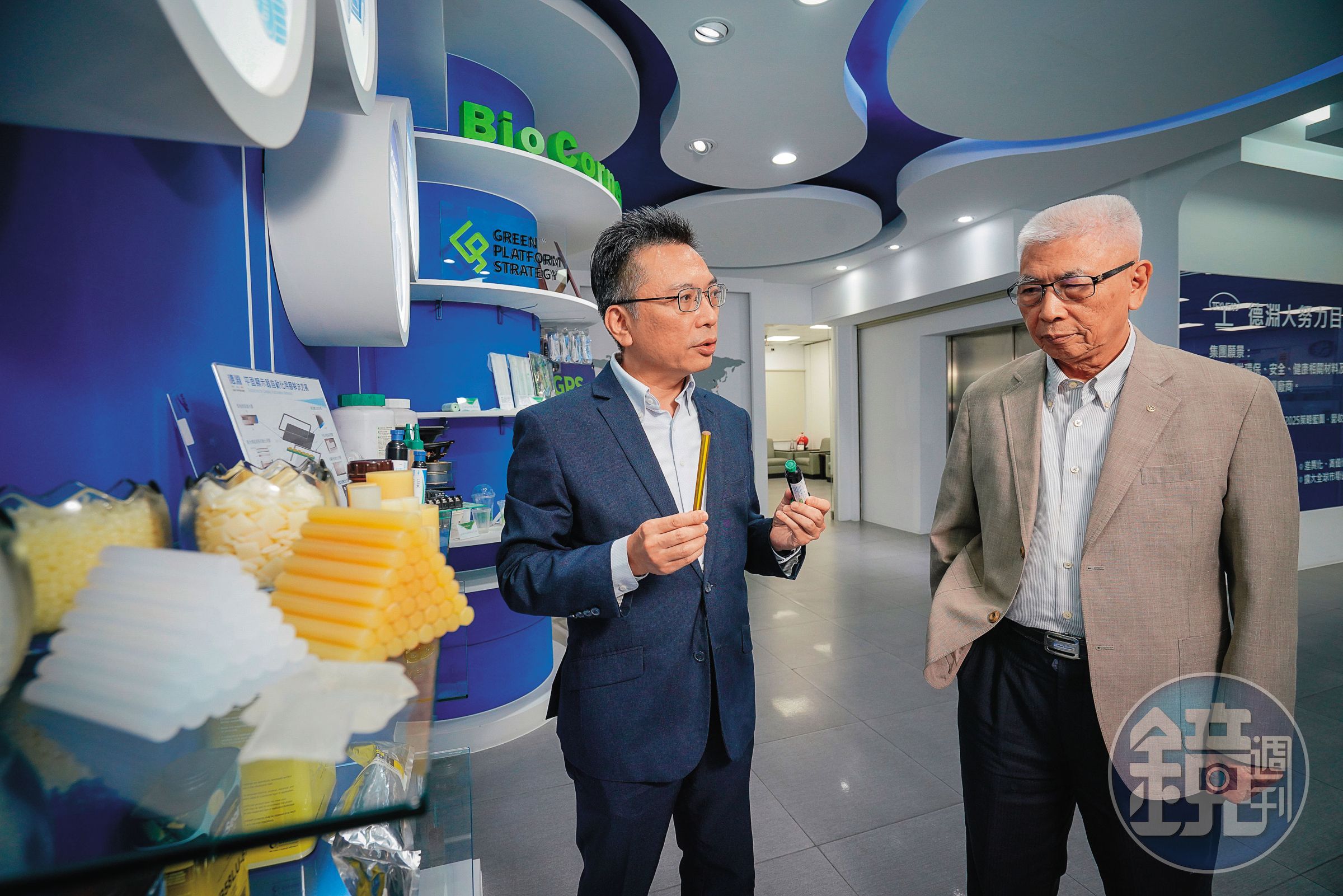 蕭錦聰(右)48年前創立德淵,生產3秒膠、熱熔膠等接著劑,兒子蕭向志(左)4年前接任董座。