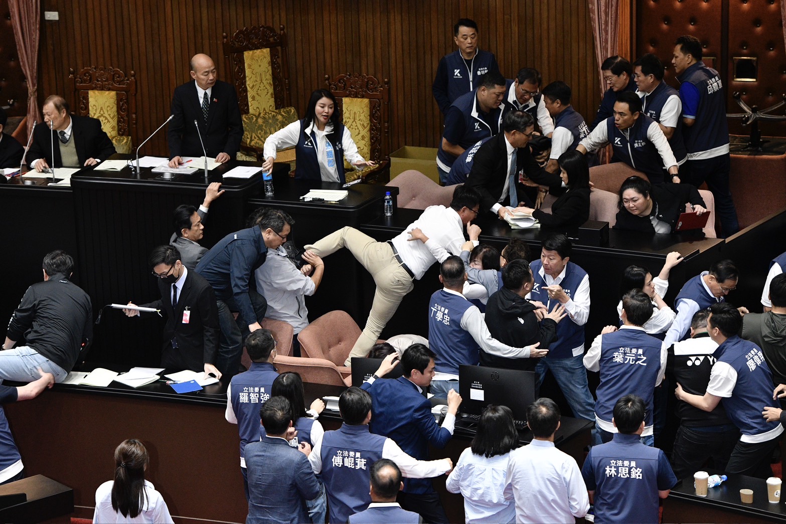 立法院爆發激烈衝突,郭國文衝上主席台。
